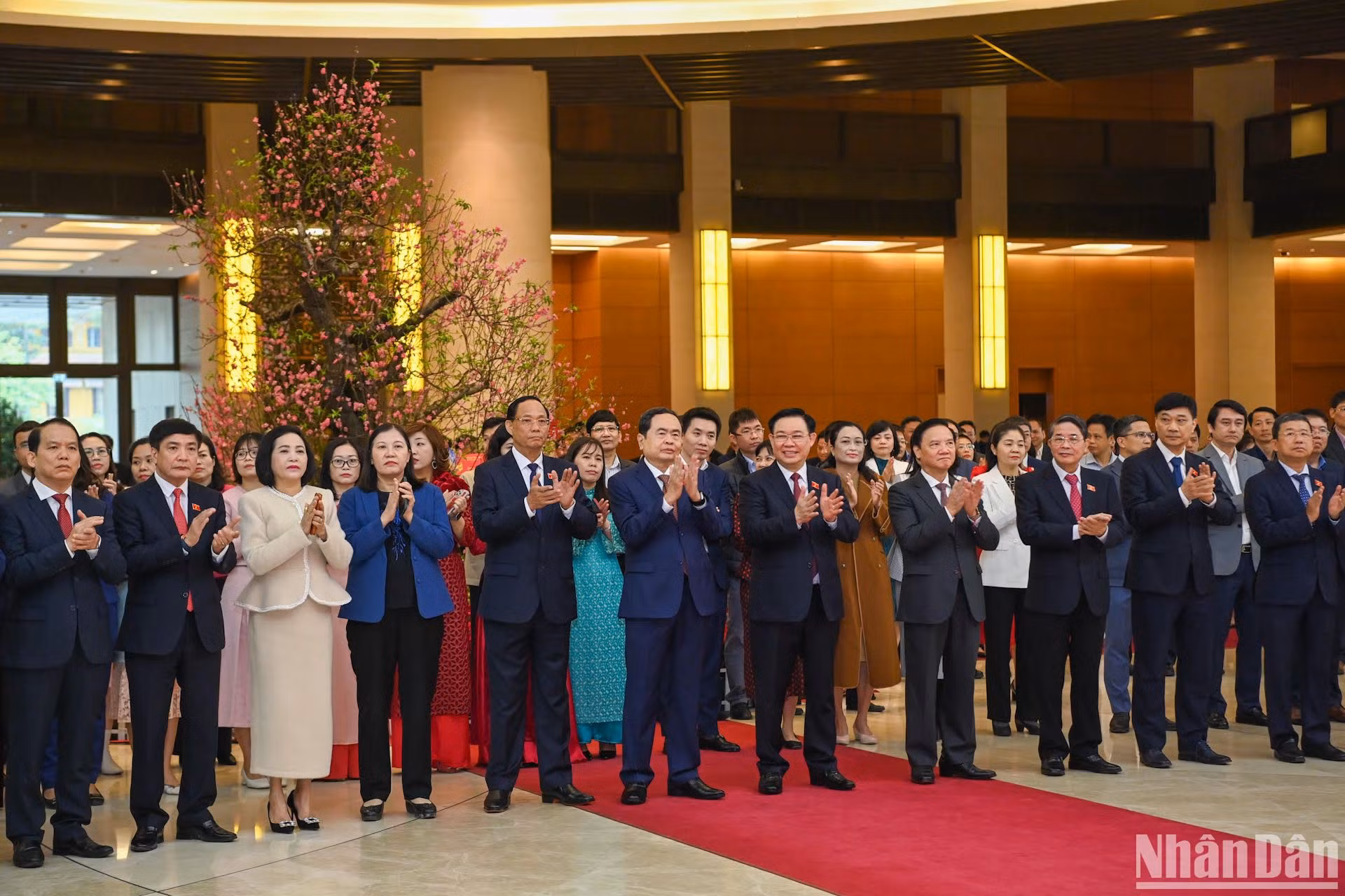 Chủ tịch Quốc hội Vương Đình Huệ cùng các Phó Chủ tịch Quốc hội và những đại biểu dự buổi gặp mặt.
