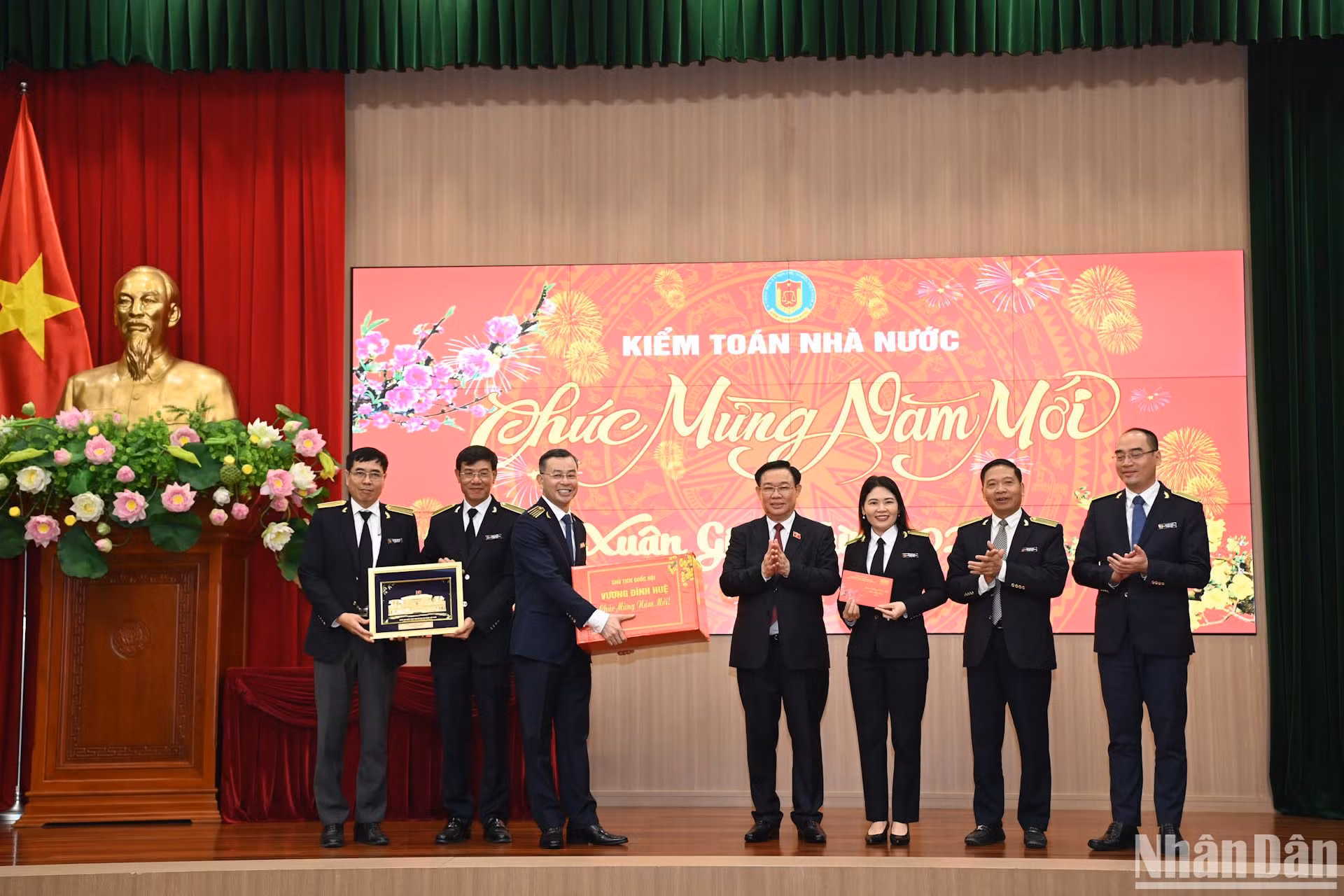 Chủ tịch Quốc hội Vương Đình Huệ tặng quà Tết cho Kiểm toán Nhà nước.