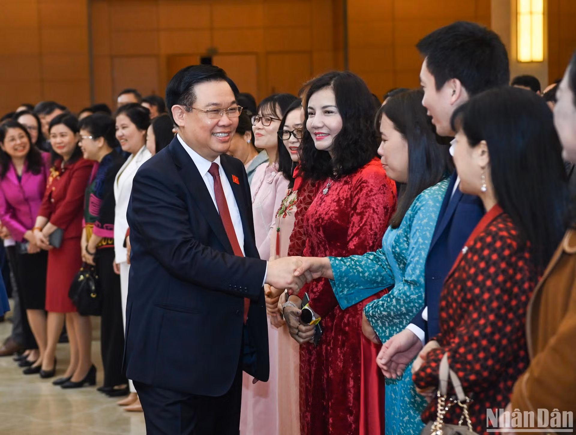 Chủ tịch Quốc hội Vương Đình Huệ với các đại biểu dự buổi gặp mặt tại Nhà Quốc hội.