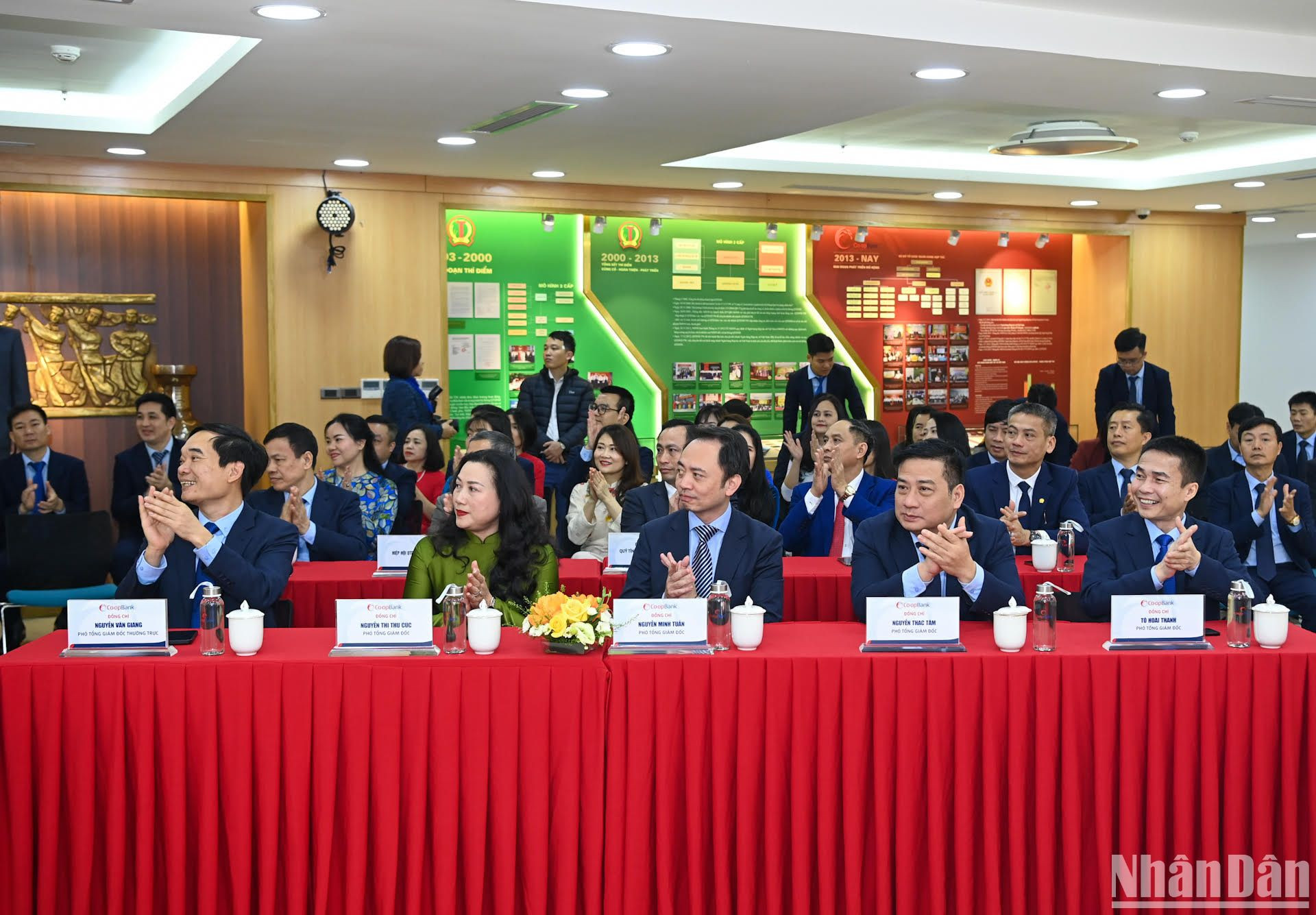 Cán bộ, nhân viên Ngân hàng Hợp tác xã Việt Nam dự buổi gặp mặt.