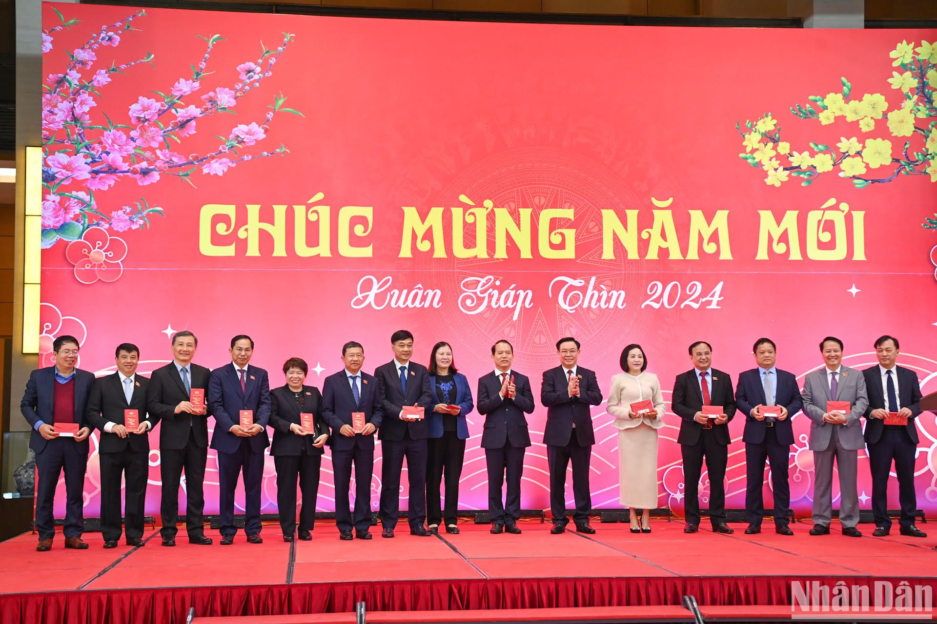 Chủ tịch Quốc hội Vương Đình Huệ tặng quà Tết cho các Ủy ban của Quốc hội.