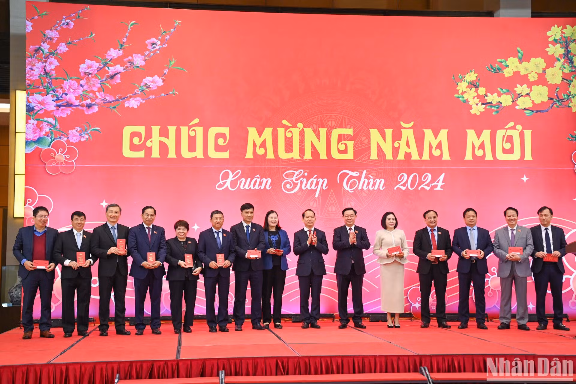 Chủ tịch Quốc hội Vương Đình Huệ tặng quà Tết cho các Ủy ban của Quốc hội.