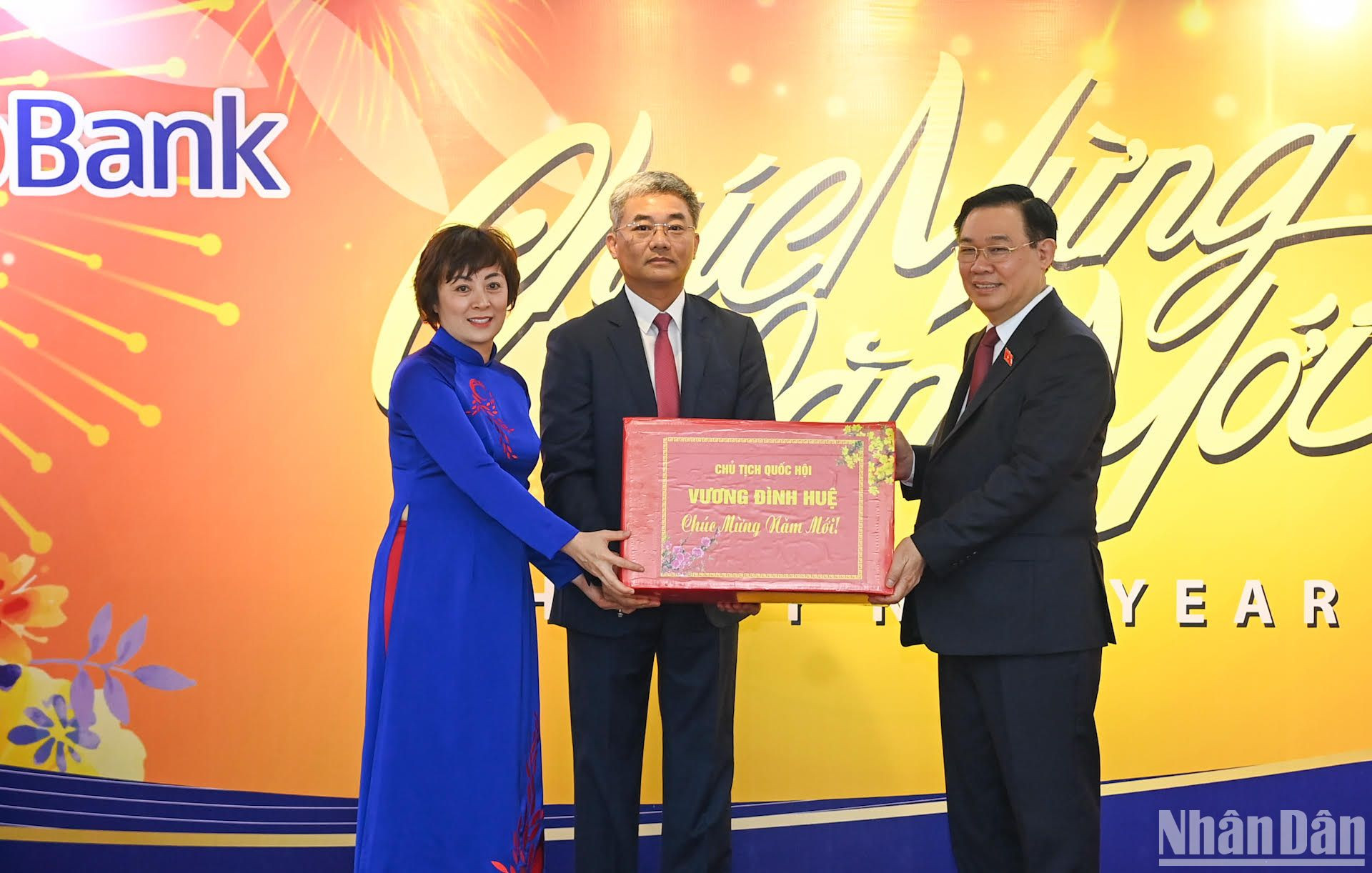 Chủ tịch Quốc hội Vương Đình Huệ tặng quà Tết cho Ngân hàng Hợp tác xã Việt Nam.