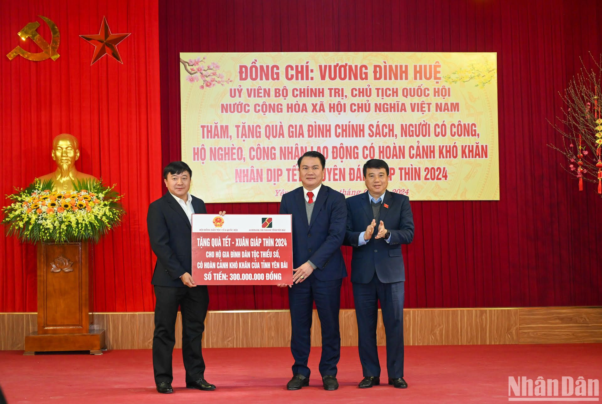 Chủ tịch Hội đồng Dân tộc Y Thanh Hà Niê Kđăm trao biểu trưng 300 triệu đồng cho đồng bào dân tộc thiểu số có hoàn cảnh khó khăn.