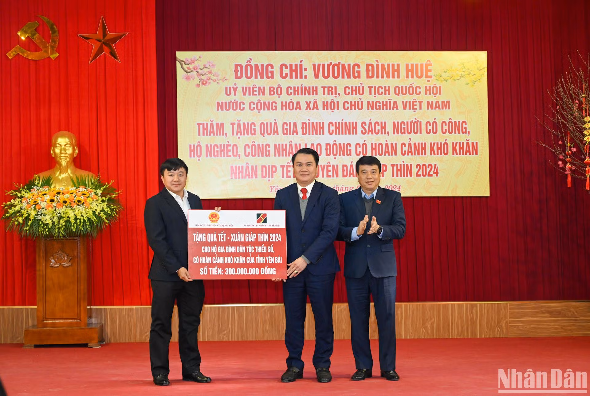 Chủ tịch Hội đồng Dân tộc Y Thanh Hà Niê Kđăm trao biểu trưng 300 triệu đồng cho đồng bào dân tộc thiểu số có hoàn cảnh khó khăn.