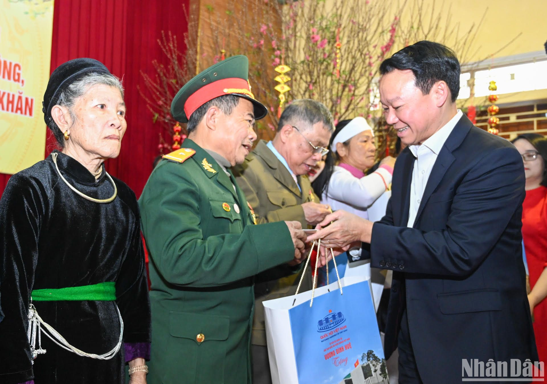 Bí thư Tỉnh ủy Yên Bái Đỗ Đức Duy tặng quà cho các hộ gia đình chính sách, người có công.