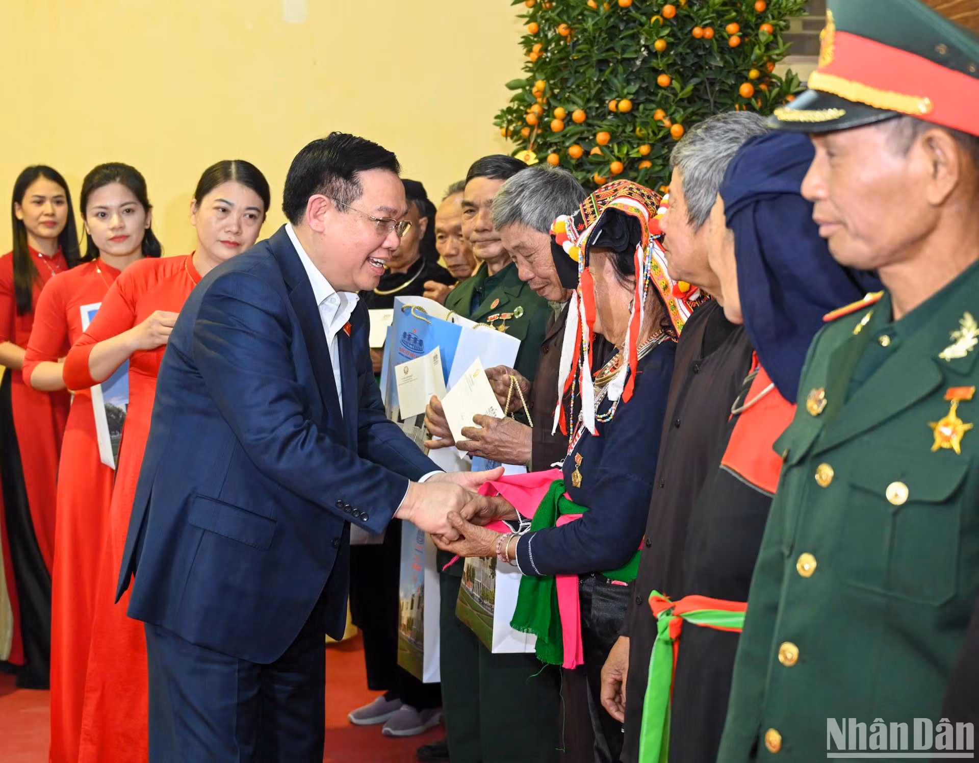 Chủ tịch Quốc hội Vương Đình Huệ tặng quà cho các hộ gia đình chính sách, người có công.