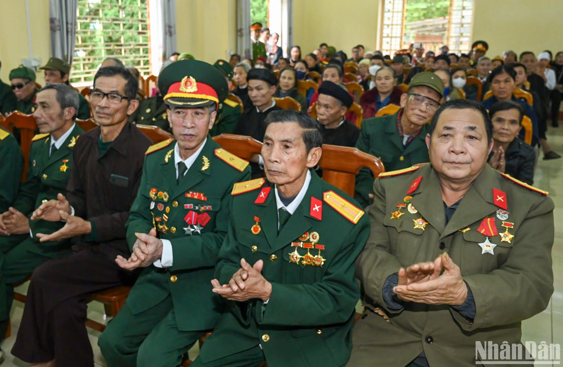 Đại diện các gia đình chính sách, người có công, hộ nghèo, công nhân, người lao động có hoàn cảnh khó khăn và nạn nhân chất độc da cam của huyện Trấn Yên dự chương trình.