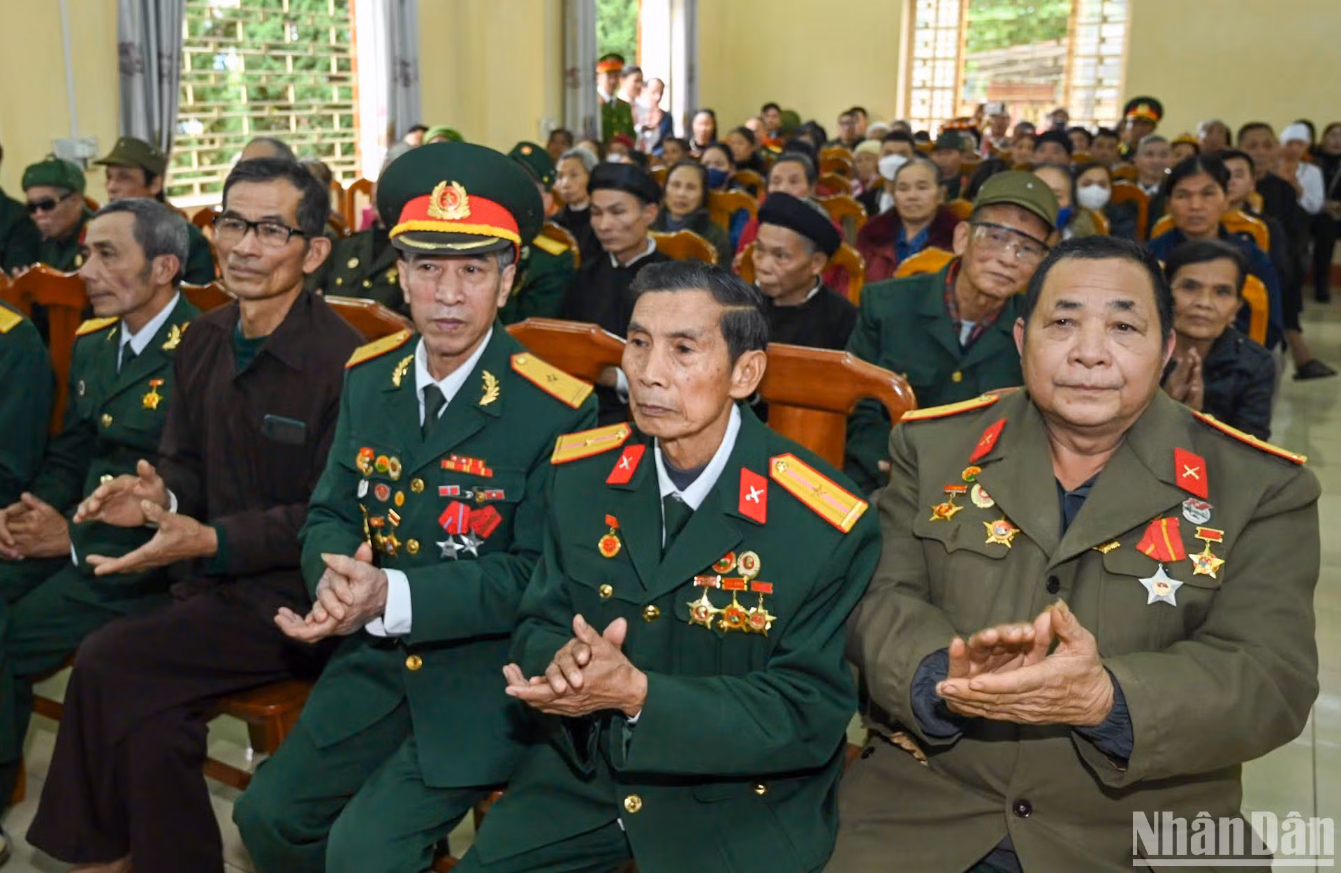 Đại diện các gia đình chính sách, người có công, hộ nghèo, công nhân, người lao động có hoàn cảnh khó khăn và nạn nhân chất độc da cam của huyện Trấn Yên dự chương trình.