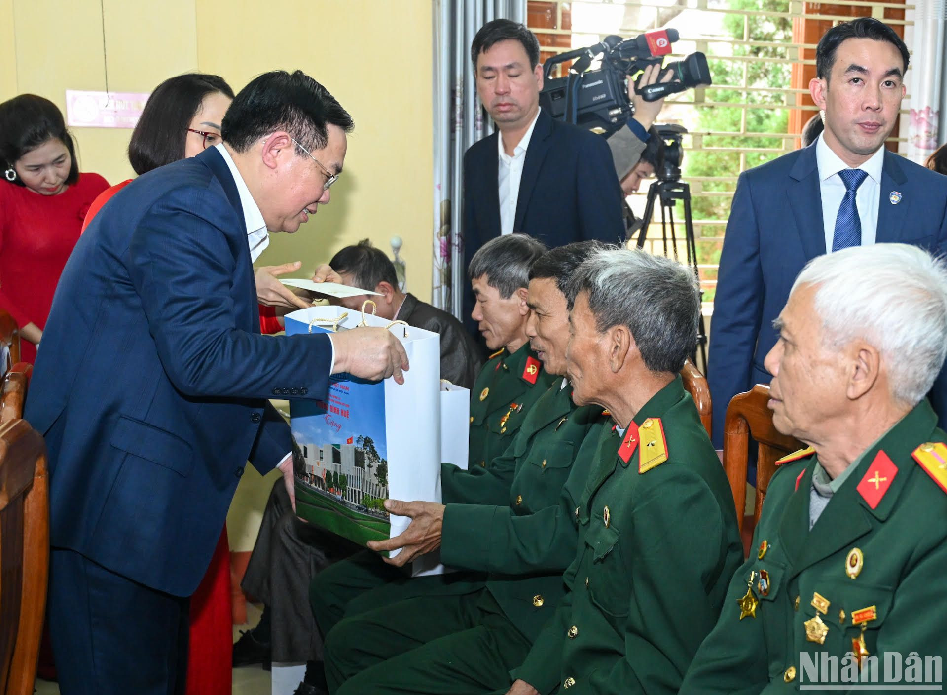 Chủ tịch Quốc hội Vương Đình Huệ tặng quà cho các gia đình chính sách, người có công, hộ nghèo, công nhân, người lao động có hoàn cảnh khó khăn và nạn nhân chất độc da cam tại chương trình.