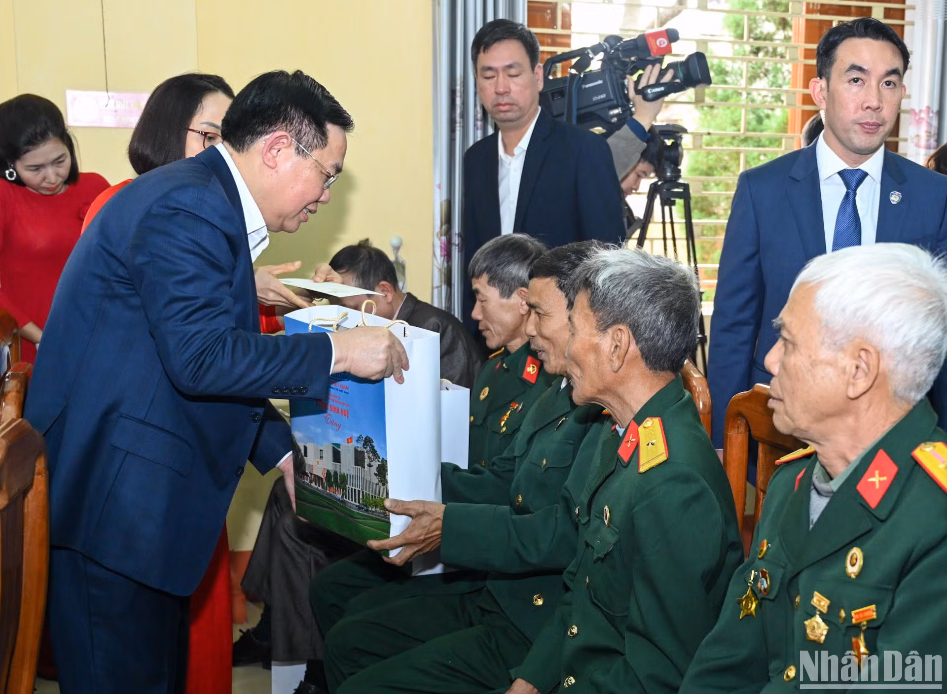 Chủ tịch Quốc hội Vương Đình Huệ tặng quà cho các gia đình chính sách, người có công, hộ nghèo, công nhân, người lao động có hoàn cảnh khó khăn và nạn nhân chất độc da cam tại chương trình.