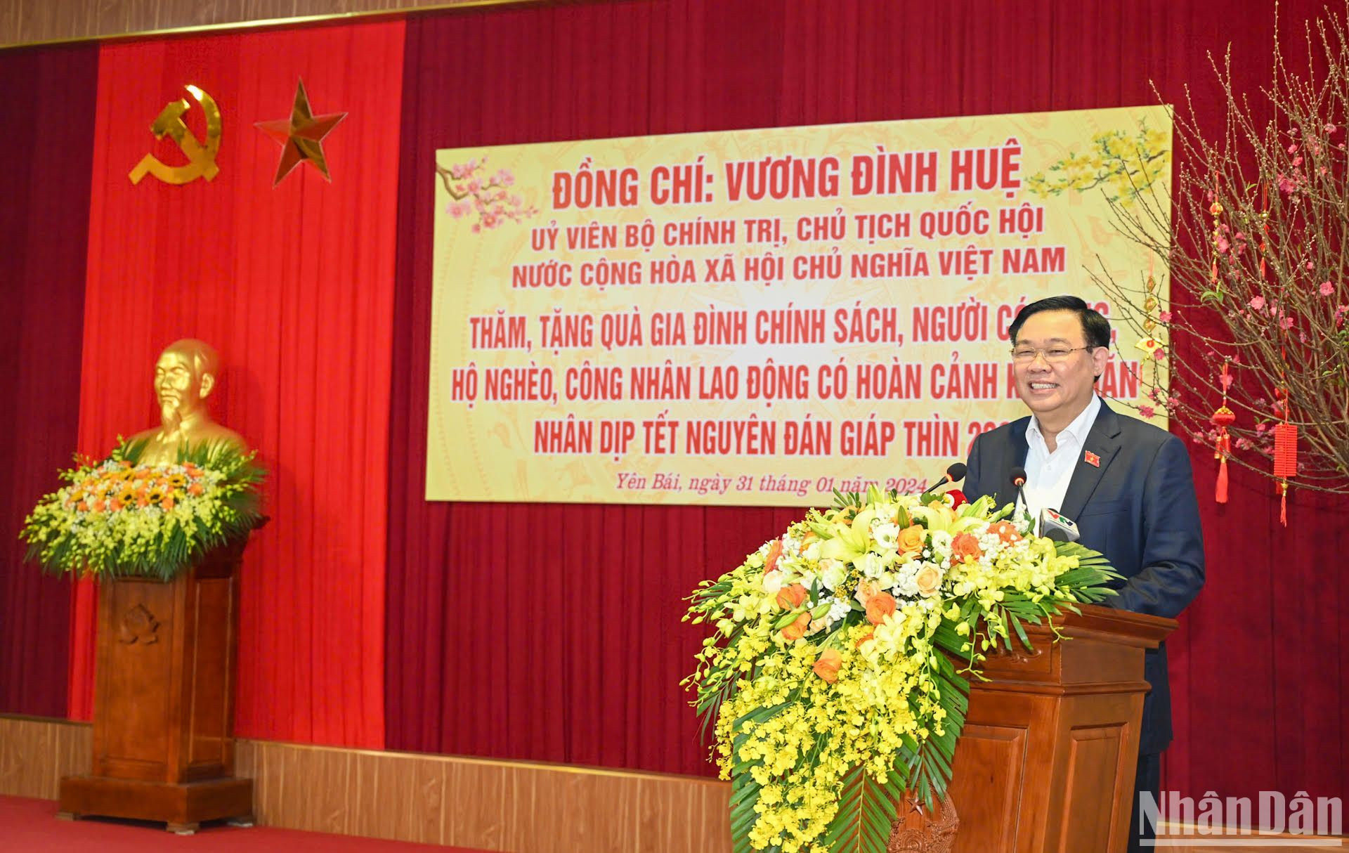 Chủ tịch Quốc hội Vương Đình Huệ thăm hỏi, chúc tết Đảng bộ, chính quyền, nhân dân và các lực lượng vũ trang tại huyện Trấn Yên.