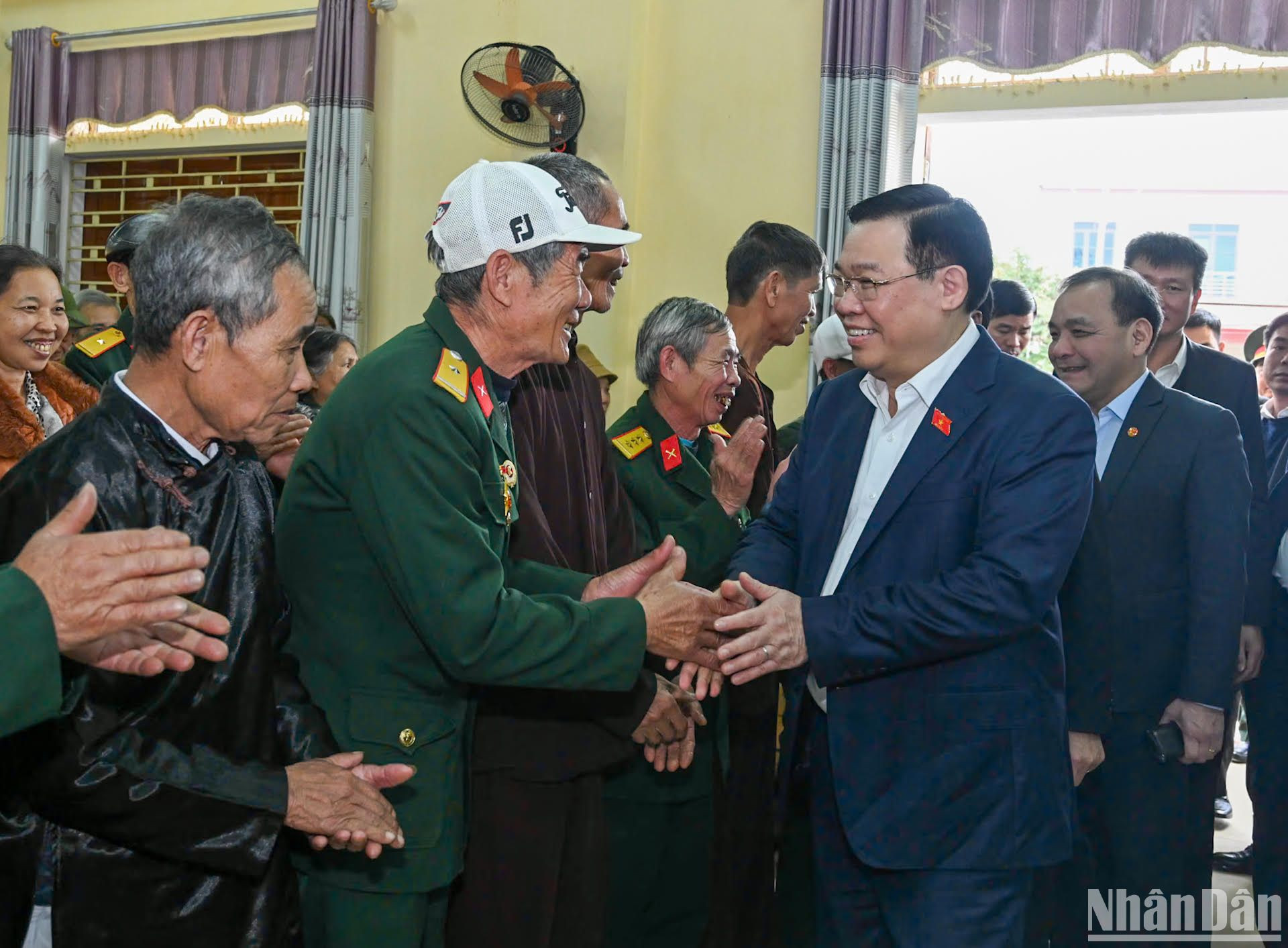 Chủ tịch Quốc hội Vương Đình Huệ và các hộ gia đình chính sách, người có công tại huyện Trấn Yên.