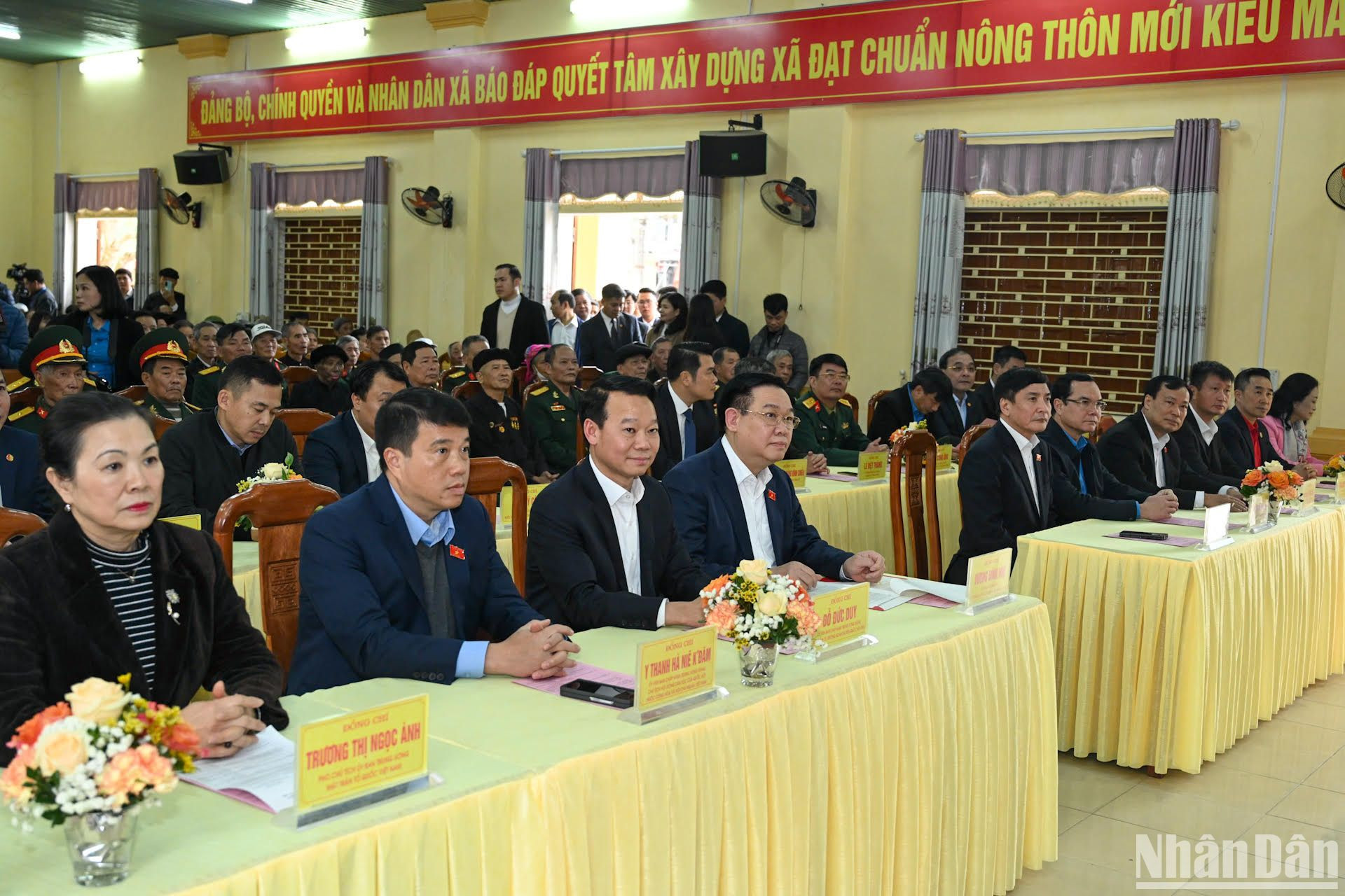 Chủ tịch Quốc hội Vương Đình Huệ và Đoàn công tác Trung ương cùng lãnh đạo tỉnh Yên Bái dự chương trình.