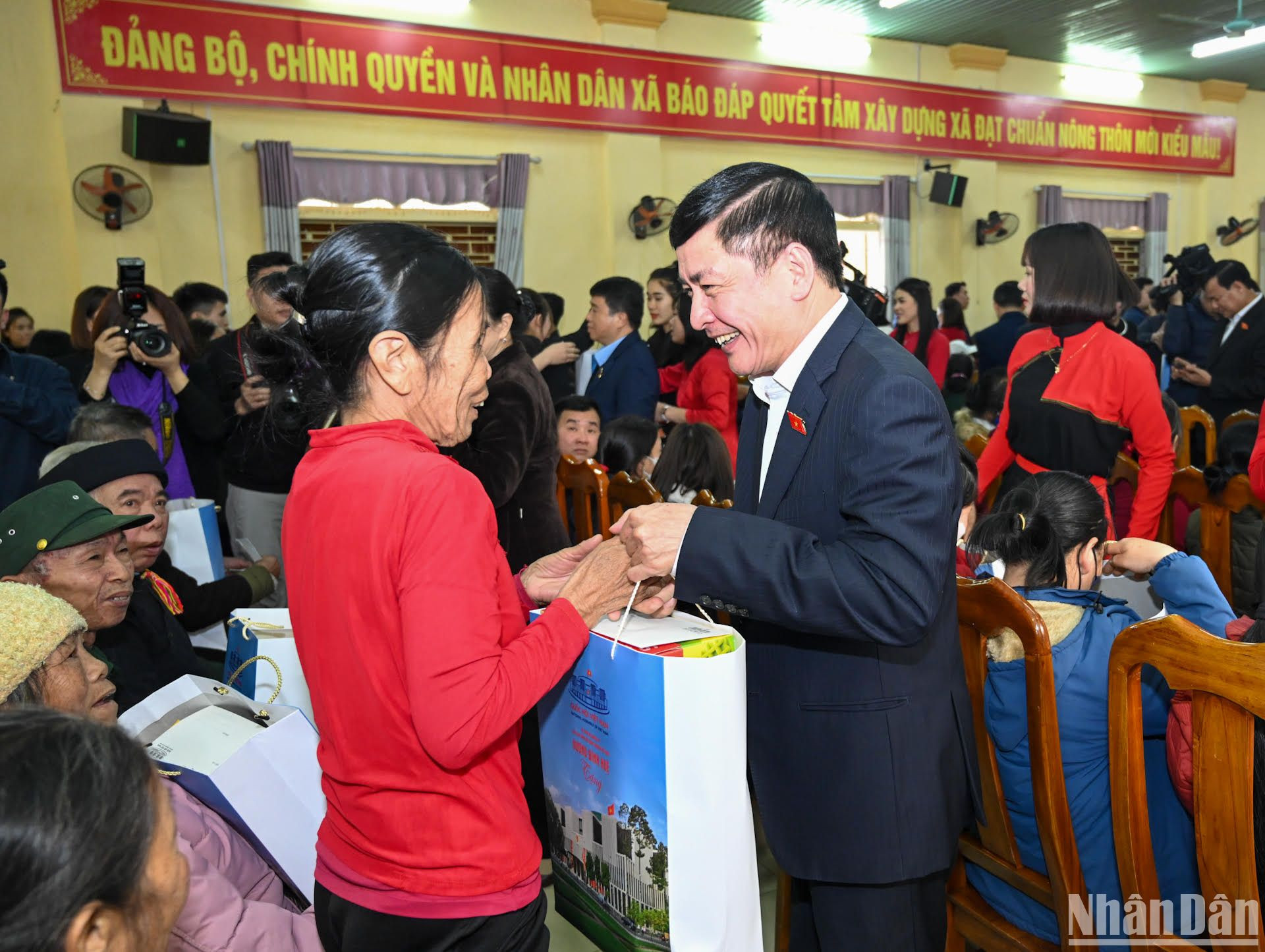Tổng Thư ký, Chủ nhiệm Văn phòng Quốc hội Bùi Văn Cường tặng quà cho các gia đình chính sách, người có công, hộ nghèo, công nhân, người lao động có hoàn cảnh khó khăn và nạn nhân chất độc da cam tại chương trình.