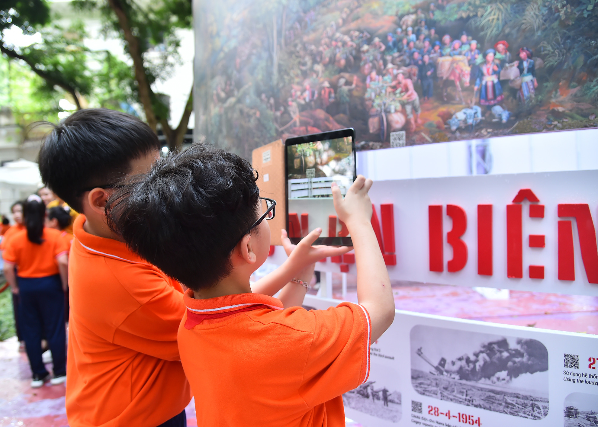 Quét mã QR ngay trên bức tranh, học sinh có thể chủ động tìm kiếm các thông tin về 56 ngày đêm chiến đấu trong Chiến dịch Điện Biên Phủ.