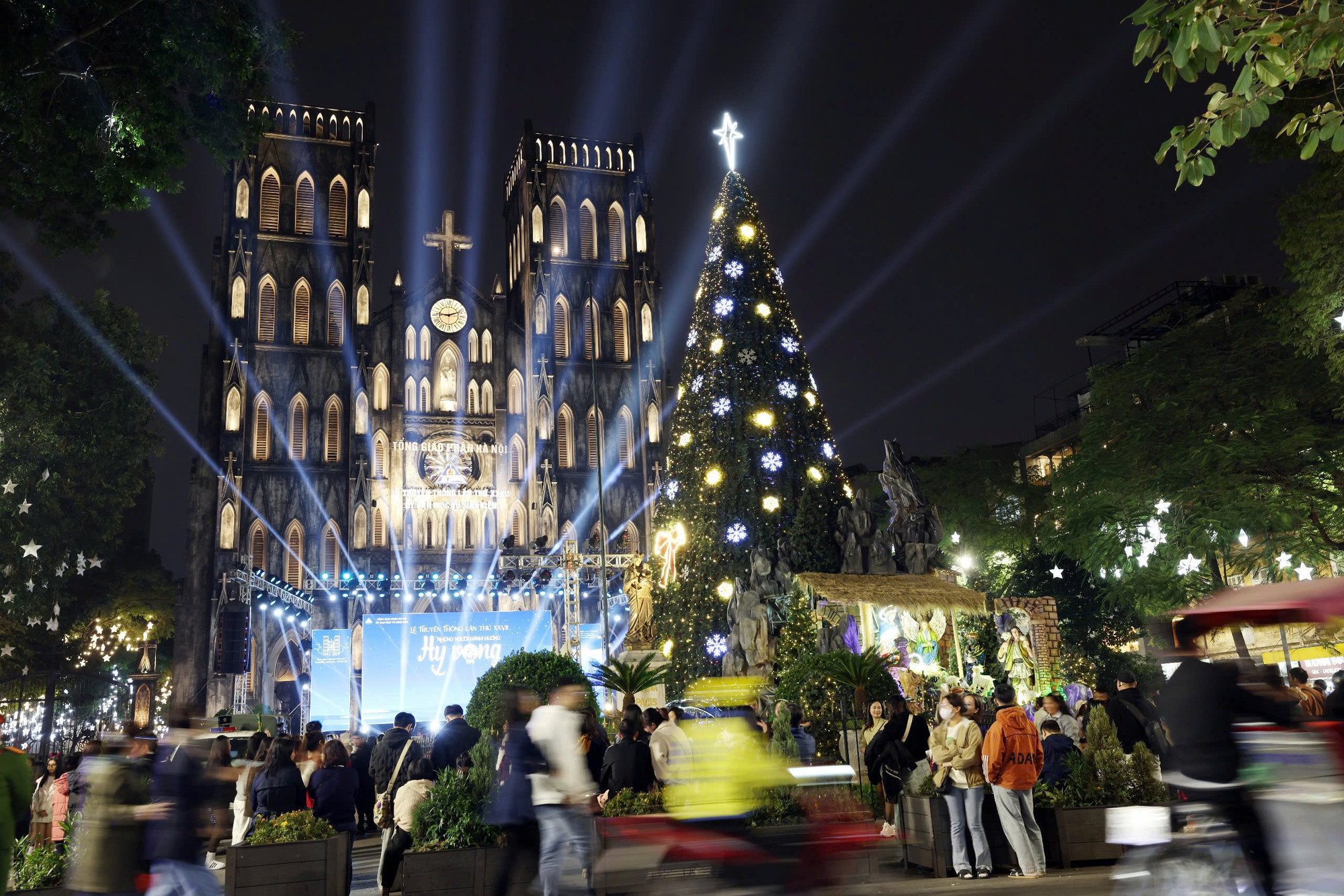 Nhà thờ Lớn Hà Nội đẹp lung linh trong đêm Giáng sinh.