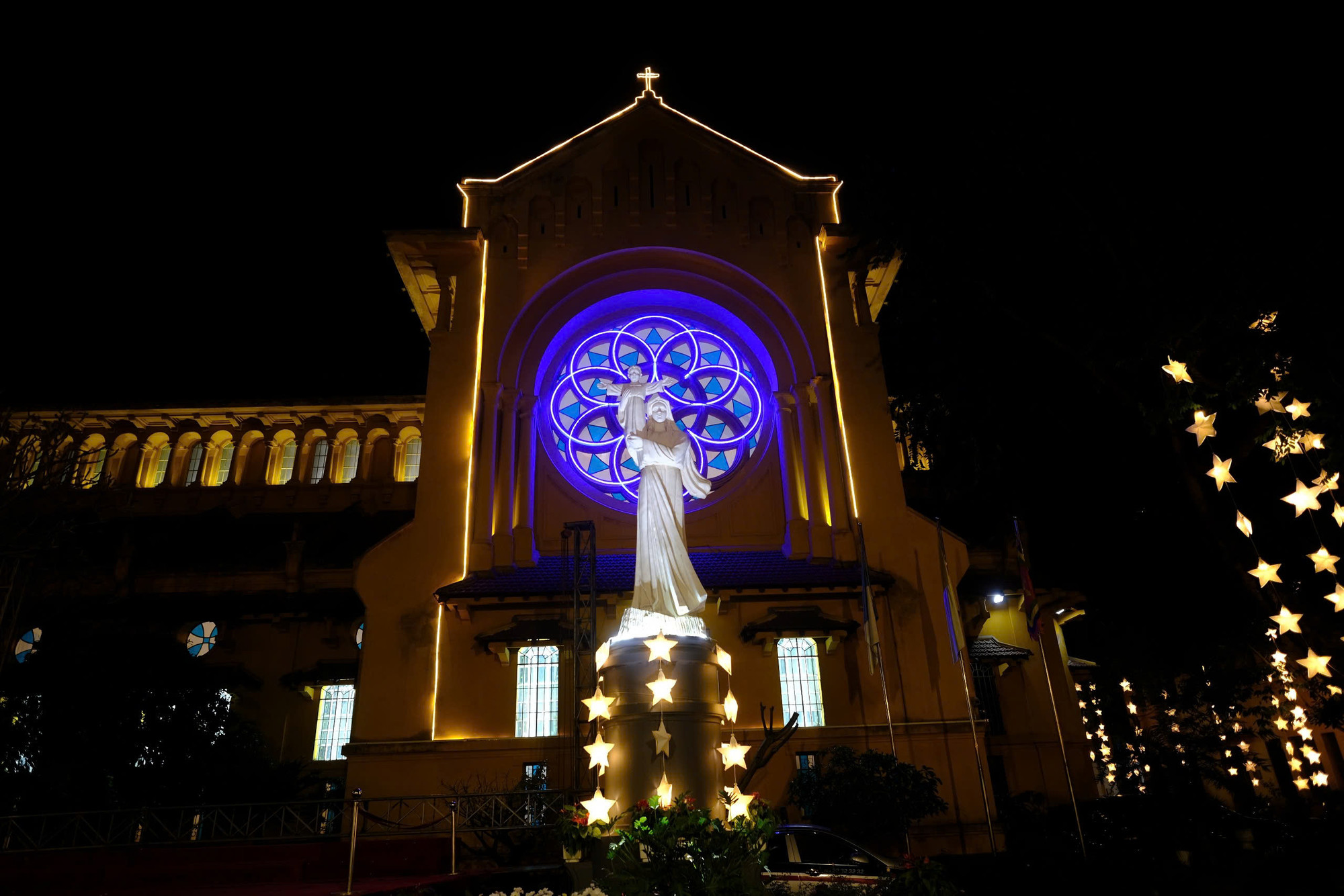 Tiền đường nhà thờ nằm trên đường Nguyễn Biểu, nổi bật với ô cửa kính tròn lớn, được trang trí đơn giản nhưng vô cùng tinh tế. Khối kiến trúc này cũng được sử dụng cho hai cánh thánh giá hai bên công trình.