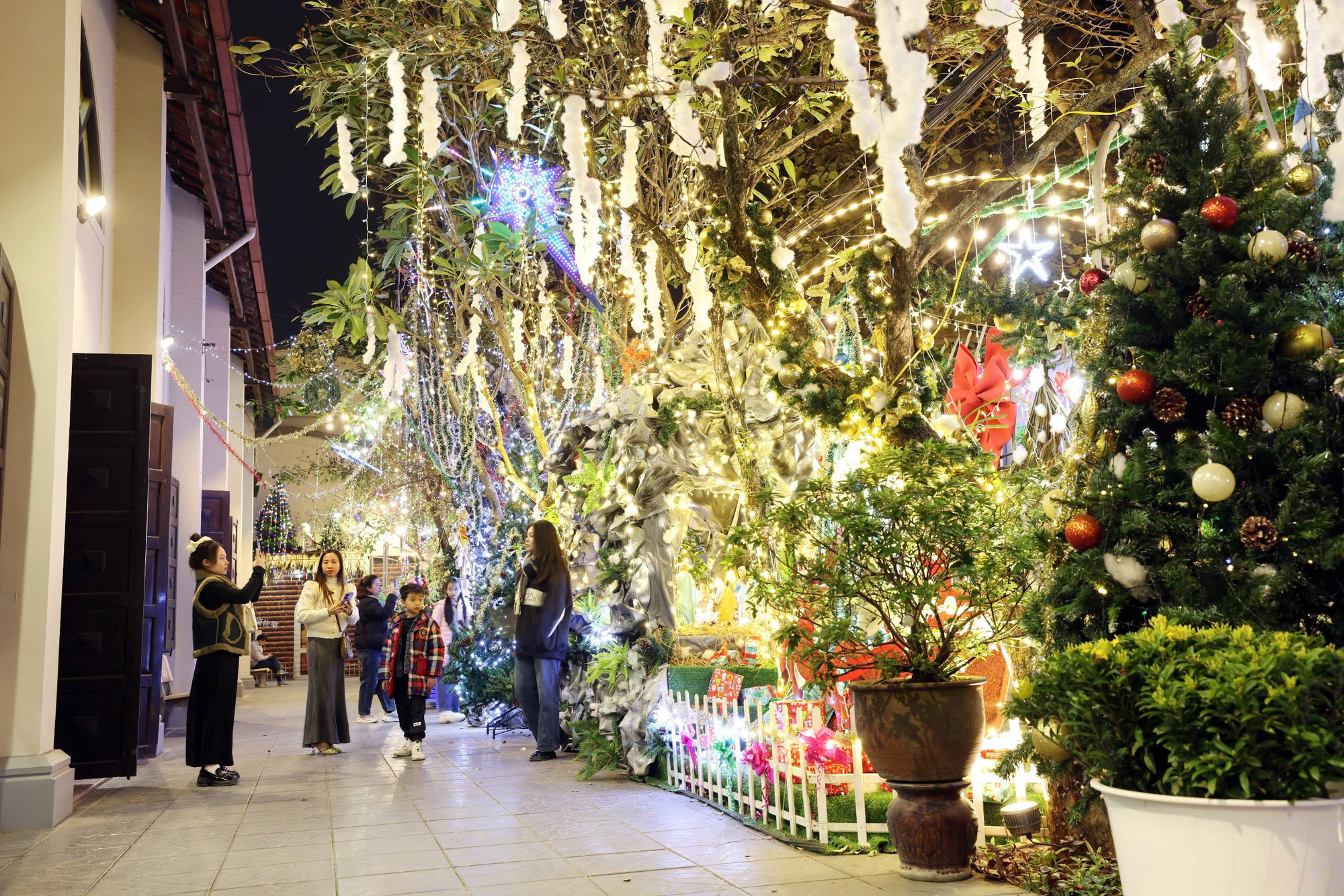 Nơi đây thu hút nhiều người đến chụp ảnh, tham quan dịp Giáng sinh.
