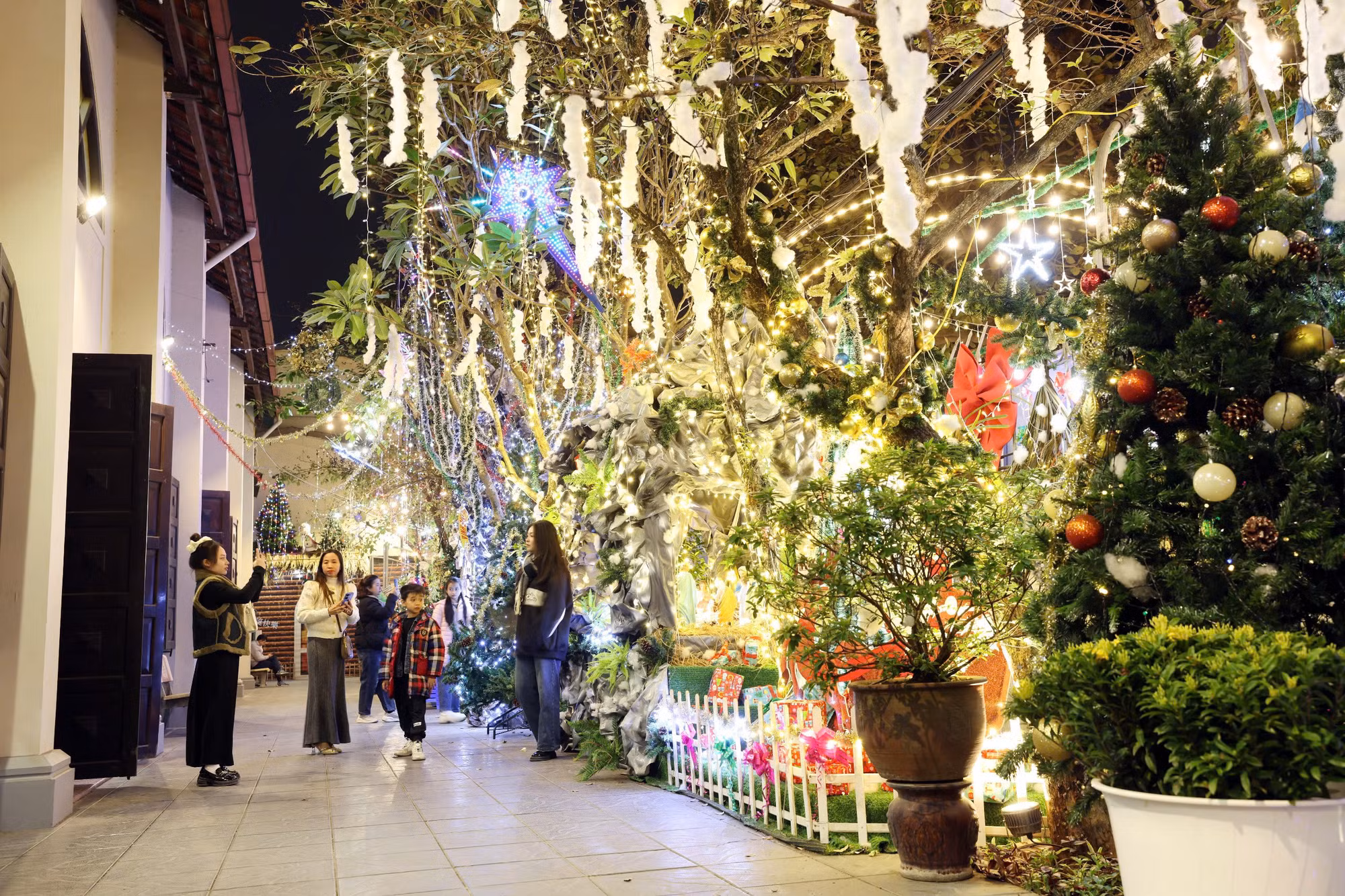 Nơi đây thu hút nhiều người đến chụp ảnh, tham quan dịp Giáng sinh.