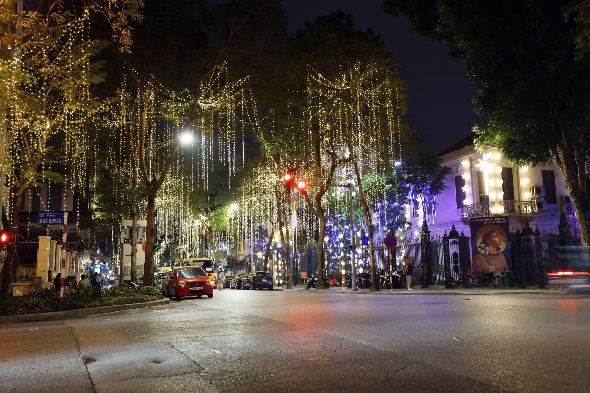 Cả một đoạn phố Hàm Long, nơi tọa lạc của nhà thờ Hàm Long, tỏa sáng lung linh bởi hàng nghìn ngọn đèn trang trí.