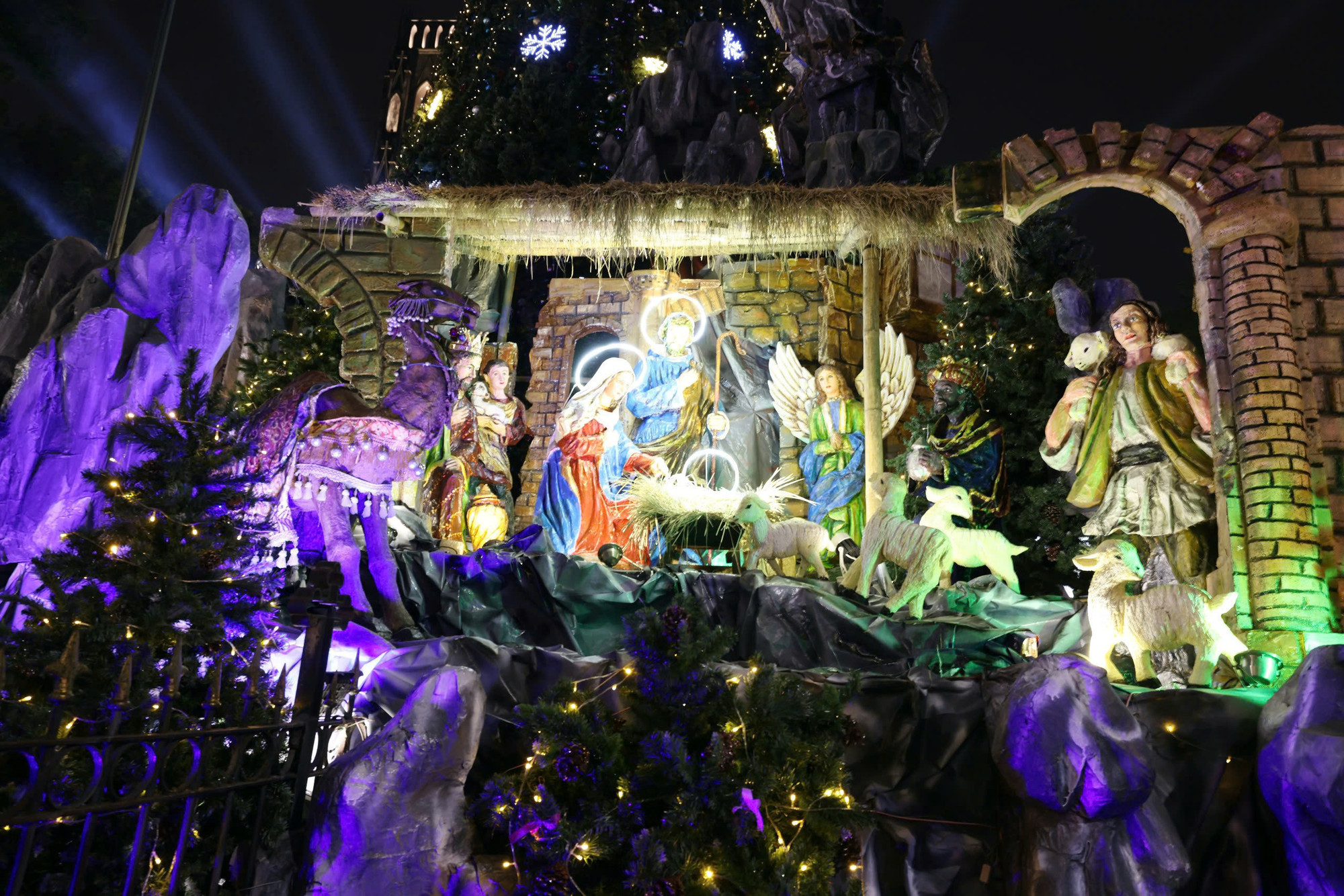 Bên cạnh việc trang trí cây thông khổng lồ, Nhà thờ Lớn thường xây dựng những tiểu cảnh đặc sắc về Chúa.