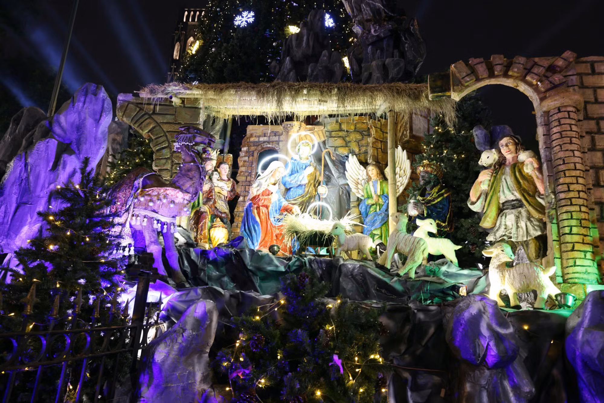 Bên cạnh việc trang trí cây thông khổng lồ, Nhà thờ Lớn thường xây dựng những tiểu cảnh đặc sắc về Chúa.