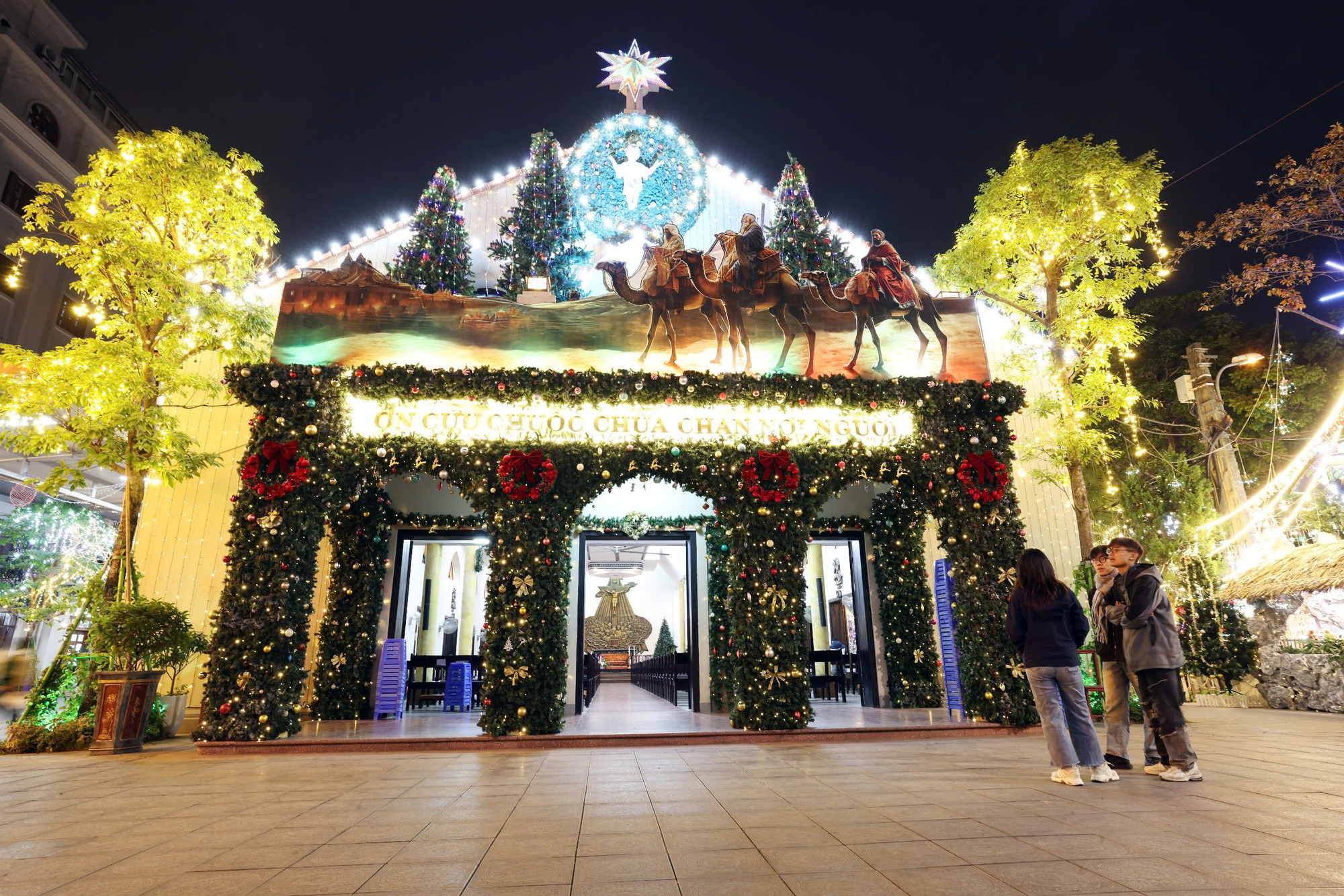 Cửa ra vào trong nhà thờ được trang trí tỉ mỉ.