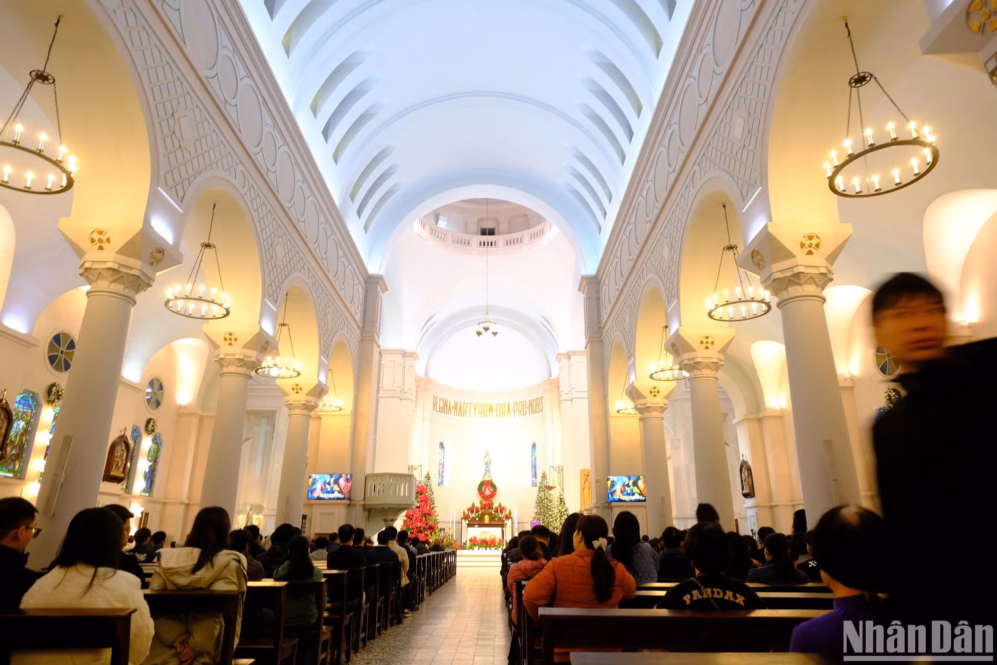 Nhiều người dân đến nhà thờ Cửa Bắc cầu nguyện dịp Giáng sinh.
