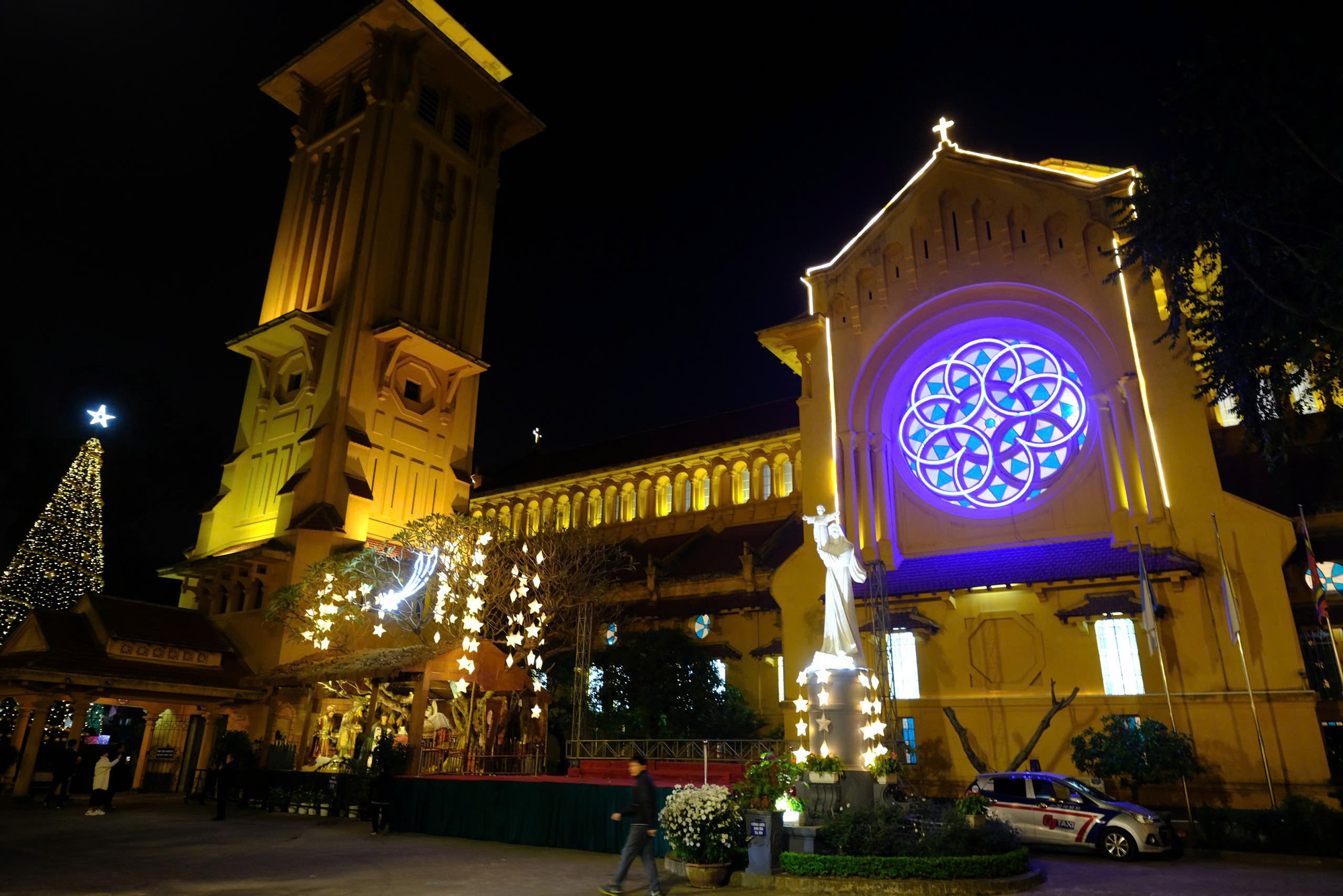 Hình khối nhà thờ không tuân theo quy tắc đối xứng mà lệch với tháp chuông cao ở bên phải và cân bằng với mái vòm ở trung tâm.