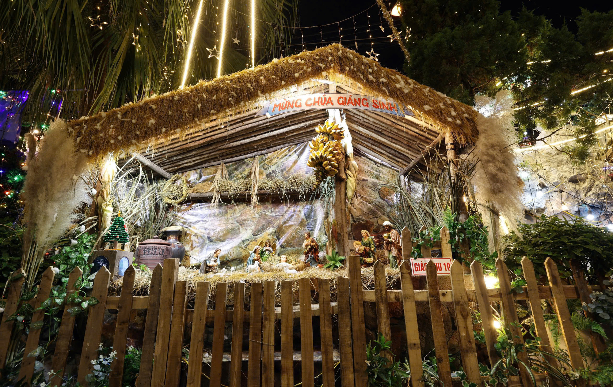 Một tiểu cảnh tinh xảo được đặt tại nhà thờ Thái Hà.