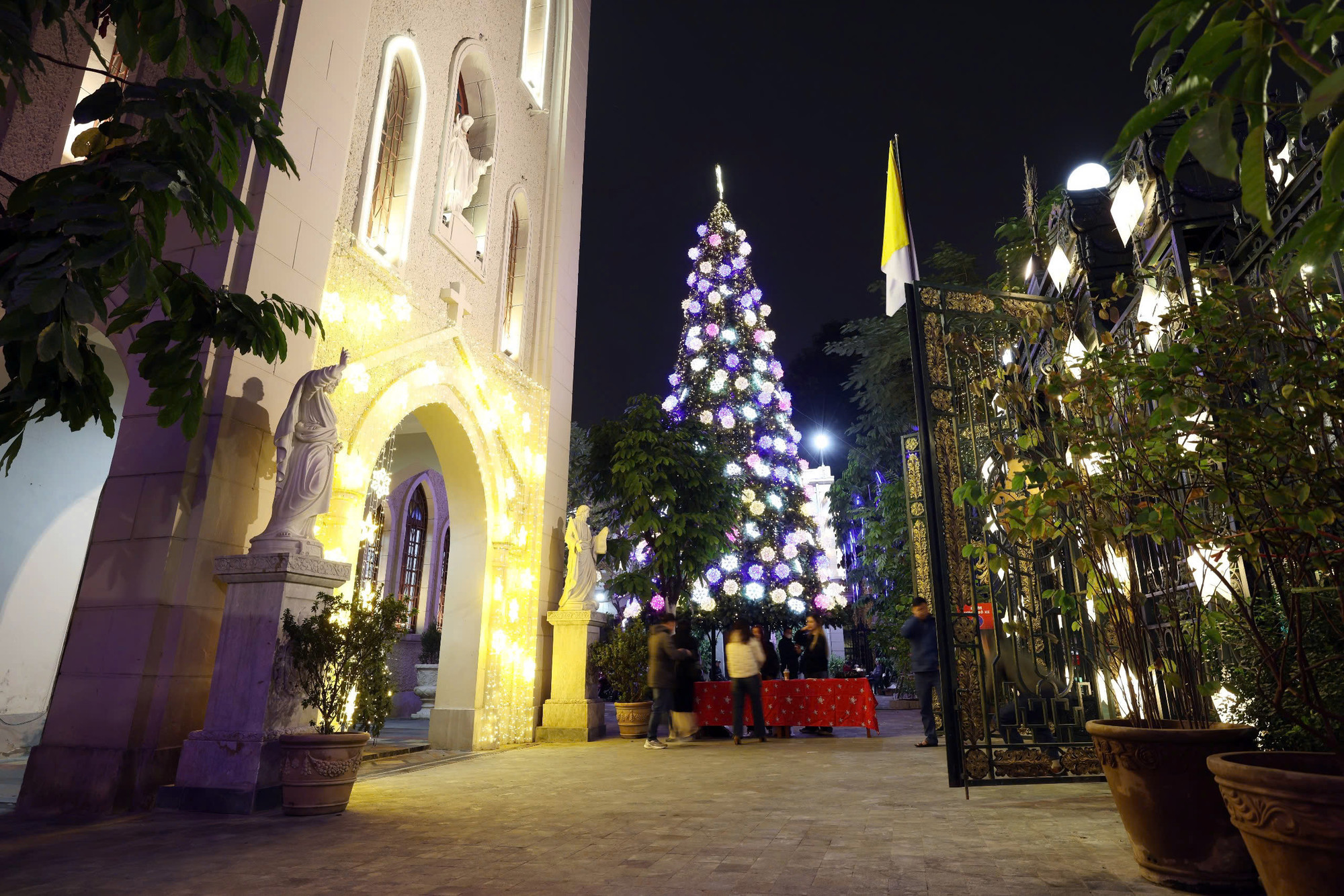 Cây thông lớn bên ngoài nhà thờ Hàm Long được các giáo dân trang trí cẩn thận.