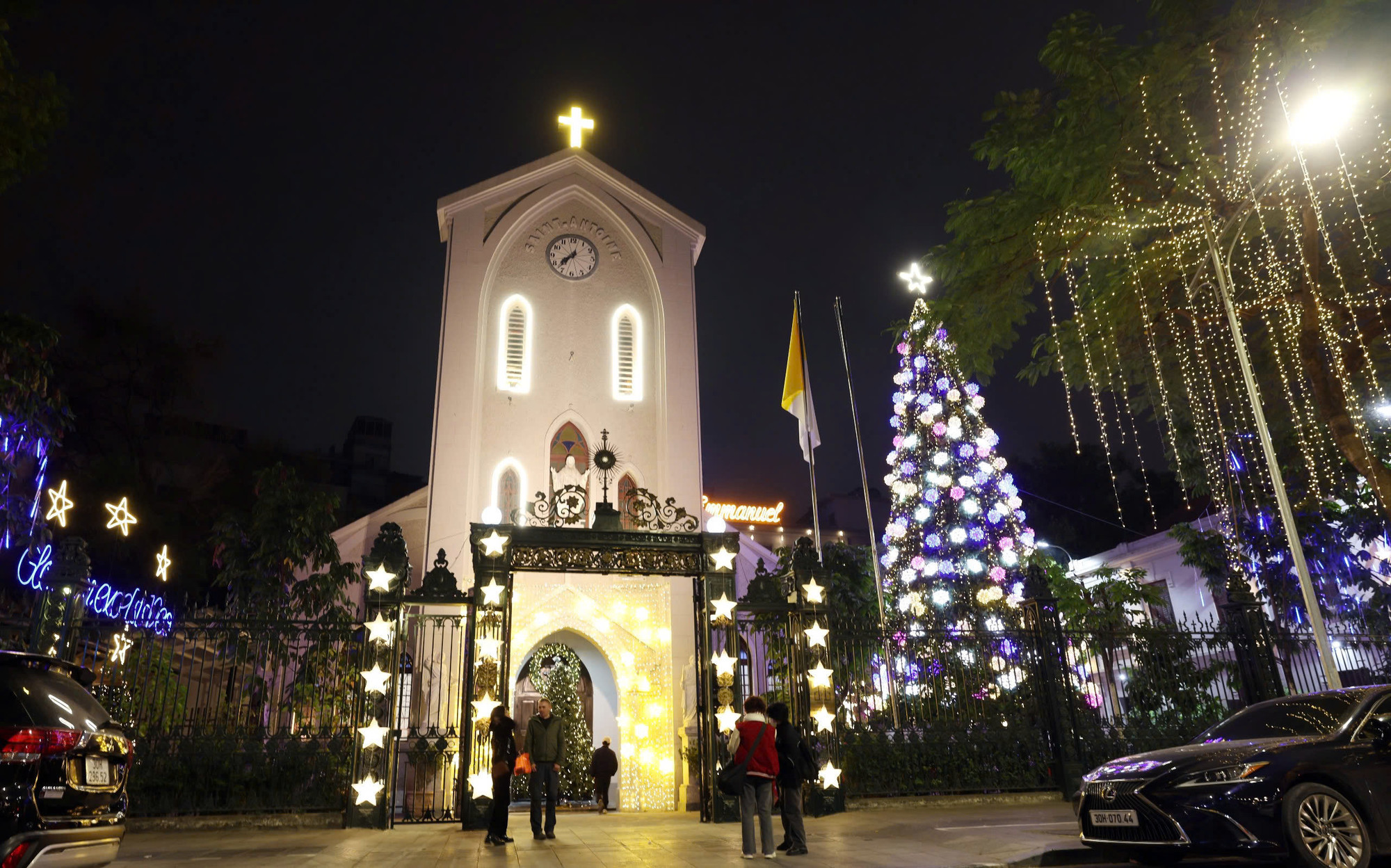 Nhà thờ lấy thánh Antôn thành Padova làm quan thầy, là nhà thờ chính của Giáo xứ Hàm Long, cũng nơi diễn ra các hoạt động sinh hoạt tín ngưỡng của giáo dân Hà Nội.