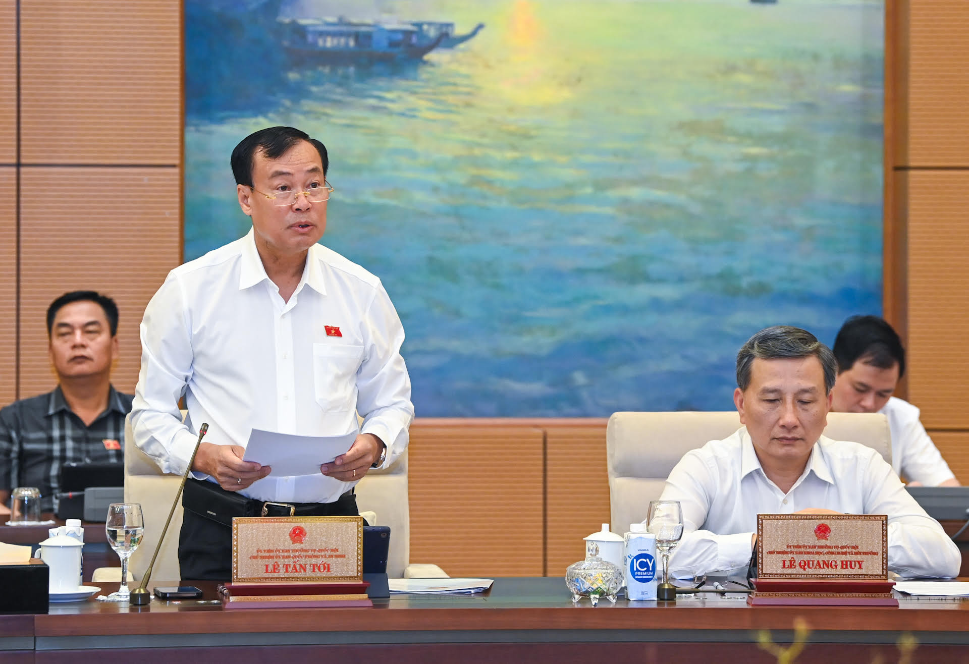 Chủ nhiệm Ủy ban Quốc phòng và An ninh Lê Tấn Tới báo cáo về vấn đề xin ý kiến Ủy ban Thường vụ Quốc hội.