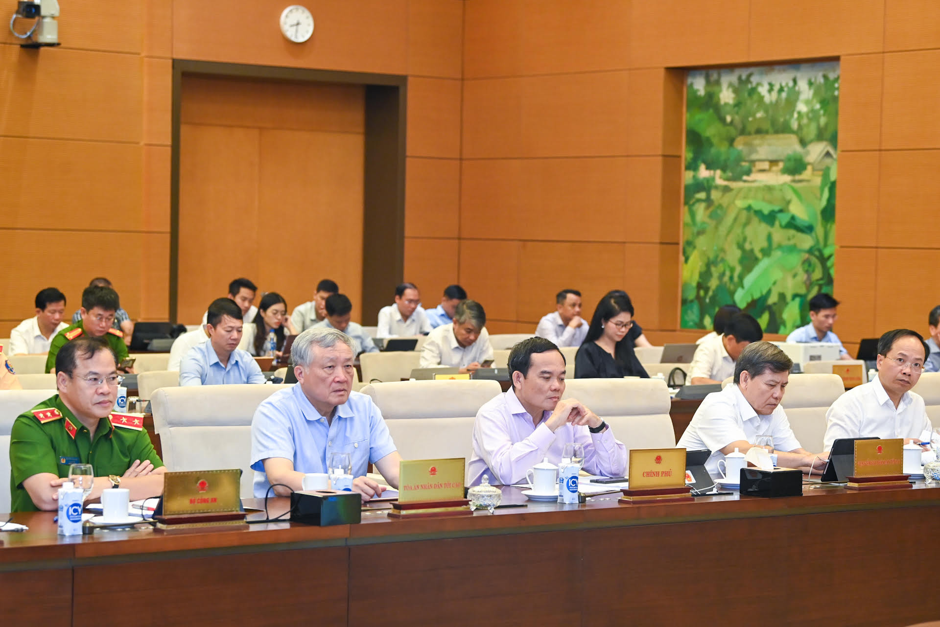 Phó Thủ tướng Chính phủ Trần Lưu Quang, Chánh án Toà án nhân dân tối cao Nguyễn Hòa Bình, Viện trưởng Viện Kiểm sát nhân dân tối cao Lê Minh Trí và lãnh đạo các bộ, ngành dự phiên họp.