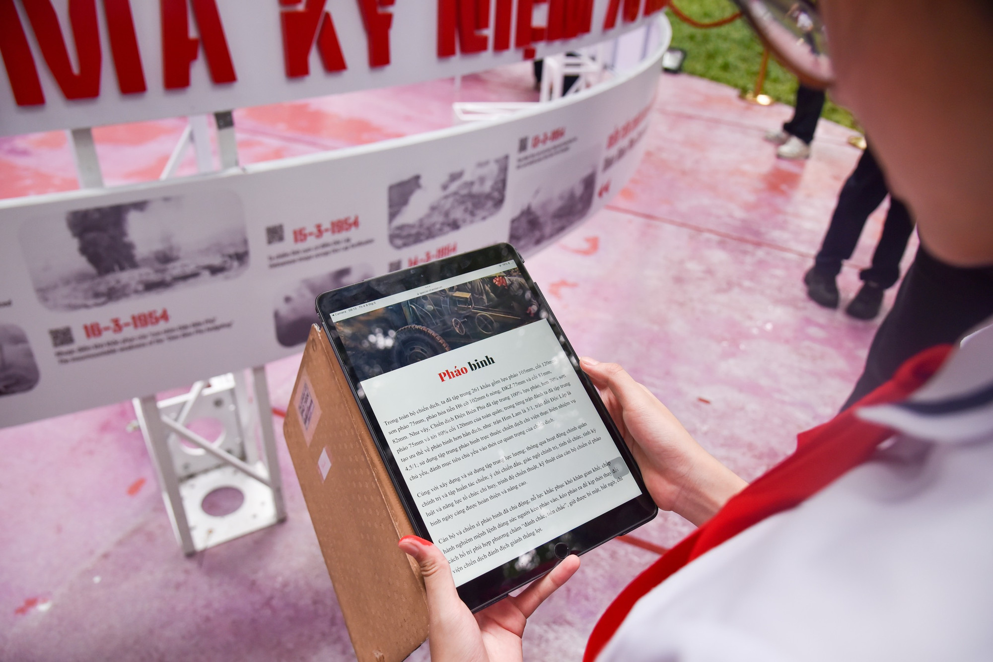 Quét mã QR đặt trên các điểm của bức tranh, học sinh sẽ được cung cấp đầy đủ những nội dung liên quan về Chiến dịch Điện Biên Phủ.