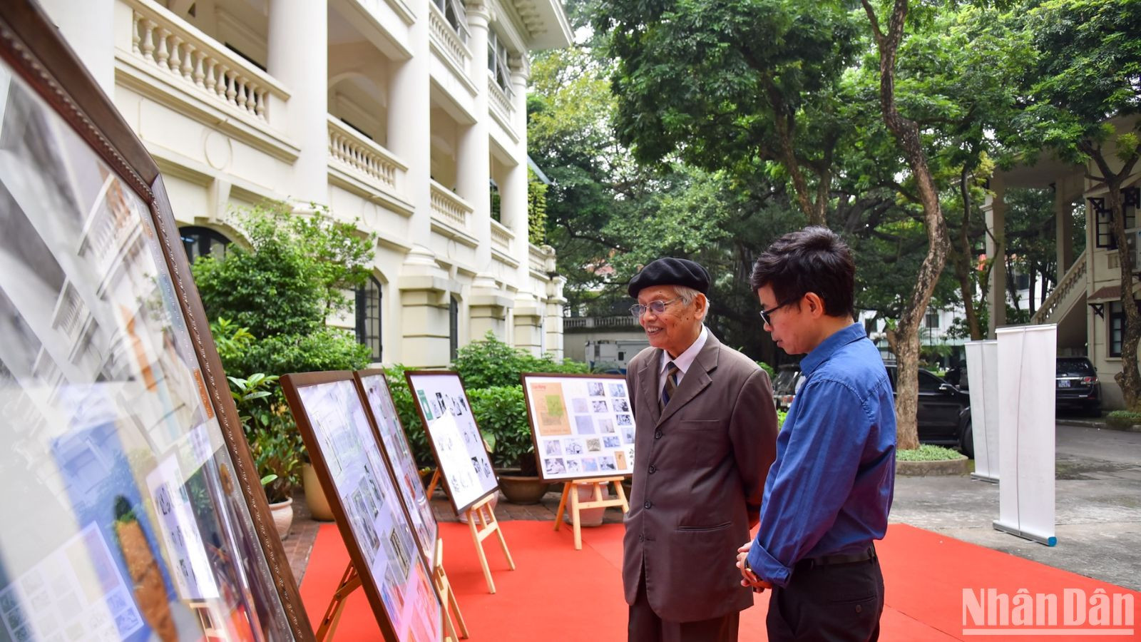 Triển lãm trưng bày các tác phẩm minh họa sách, báo và tranh sơn dầu của Văn Cao thu hút những người luôn yêu mến và thán phục tài năng của ông đến tham quan.