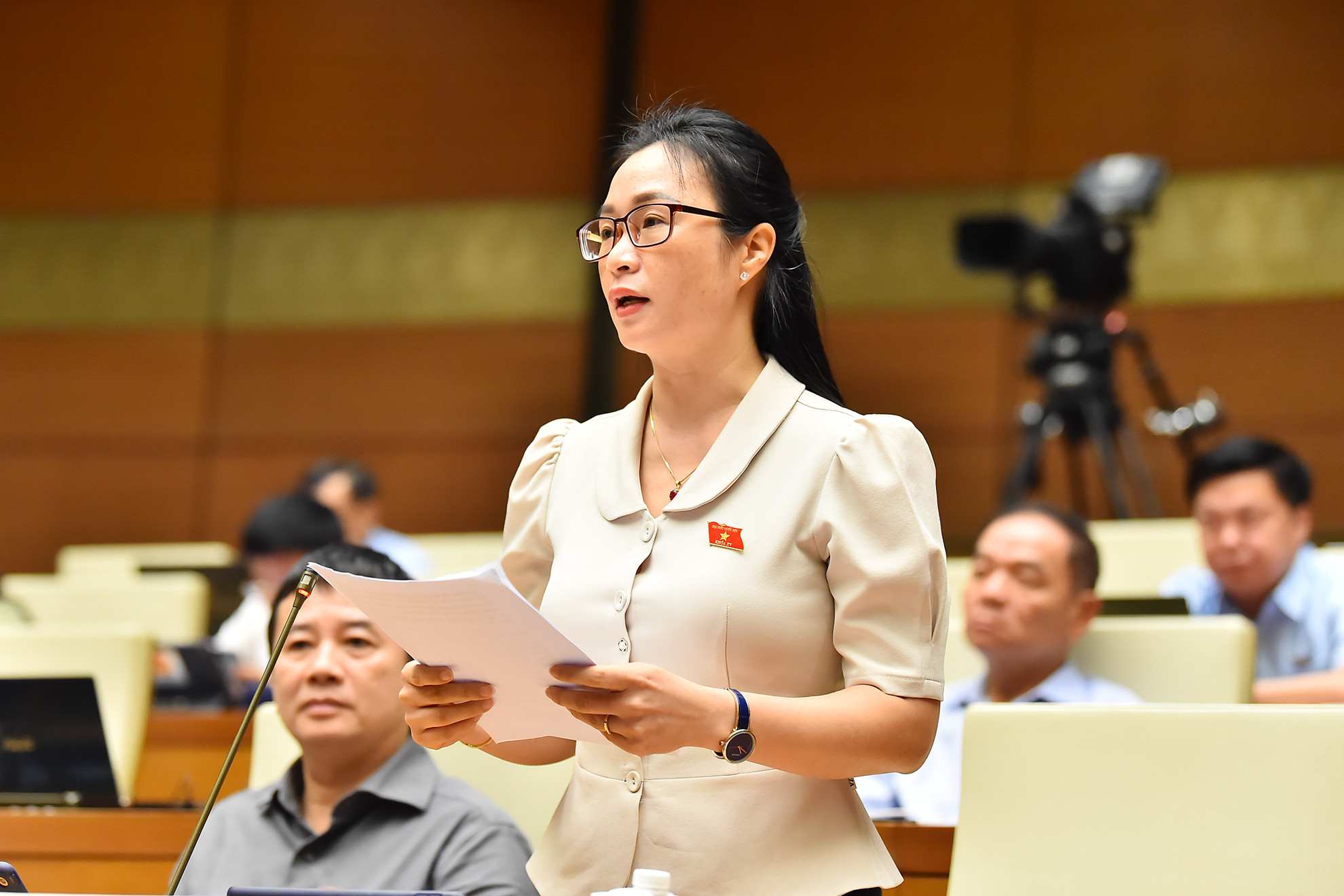 Đại biểu Quốc hội tỉnh Đắk Nông Trần Thị Thu Hằng phát biểu ý kiến thảo luận tại hội trường.