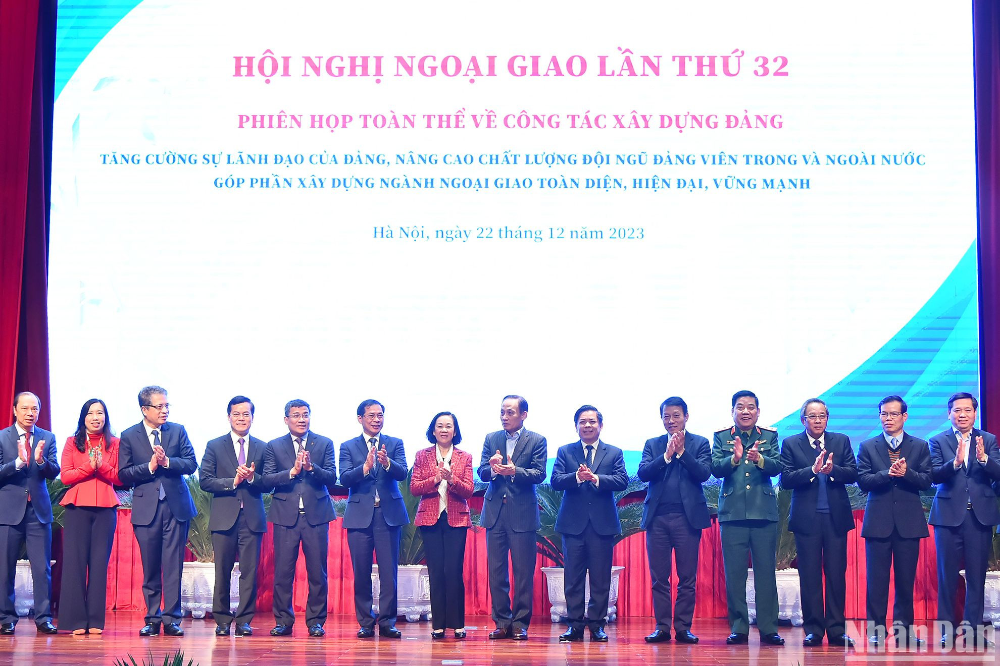 Thường trực Ban Bí thư Trương Thị Mai cùng các đồng chí lãnh đạo Đảng, Nhà nước, Bộ Ngoại giao, các Đại sứ, Trưởng các cơ quan đại diện Việt Nam ở nước ngoài tại phiên họp.
