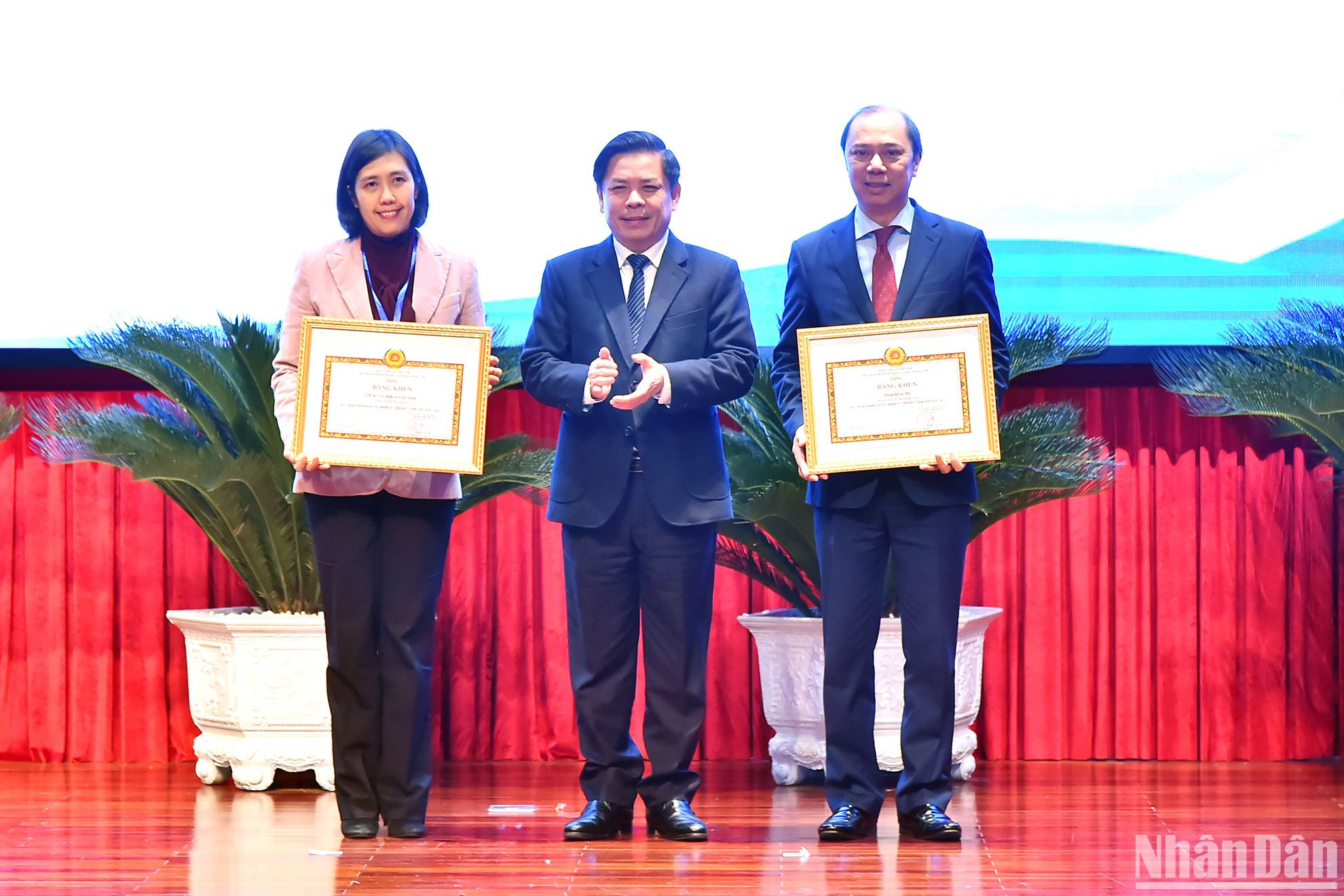 Bí thư Đảng ủy Khối các cơ quan Trung ương Nguyễn Văn Thể trao bằng khen tặng Đảng bộ tại Mỹ và Chi bộ Vụ Chính sách đối ngoại.