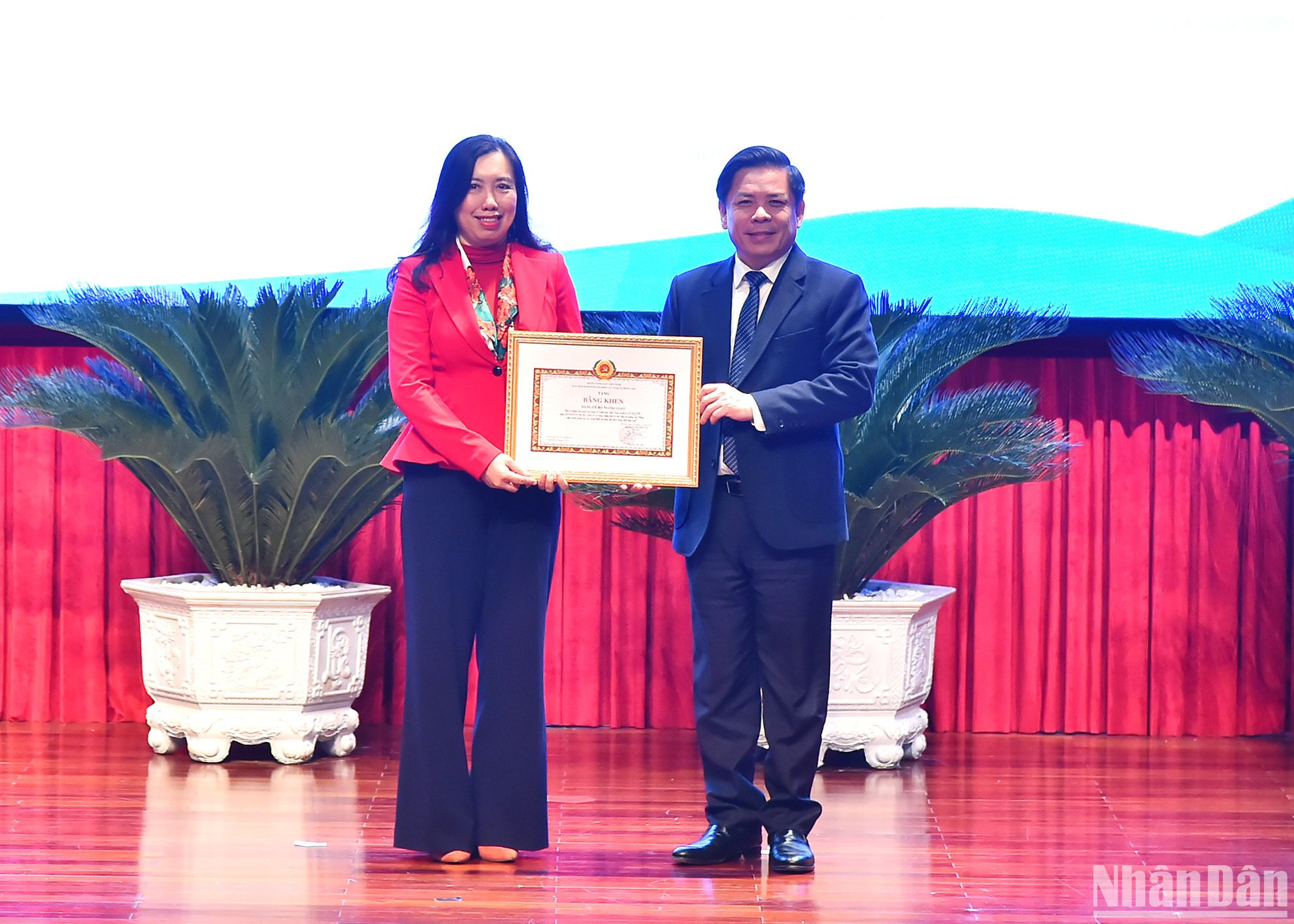 Bí thư Đảng ủy Khối các cơ quan Trung ương Nguyễn Văn Thể trao bằng khen tặng Đảng uỷ Bộ Ngoại giao tại phiên họp.