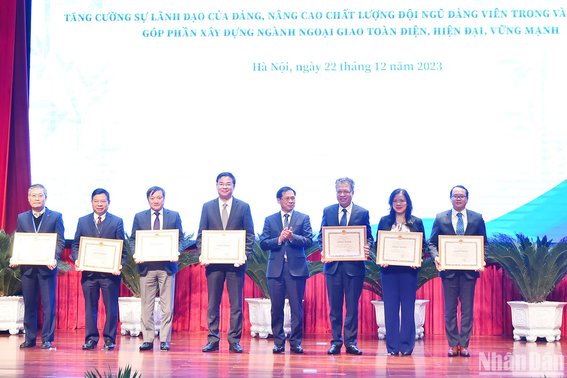 Bộ trưởng Ngoại giao Bùi Thanh Sơn trao bằng khen tặng các tập thể có thành tích xuất sắc trong triển khai Cuộc thi chính luận về bảo vệ nền tảng tư tưởng của Đảng lần thứ 3 năm 2023.