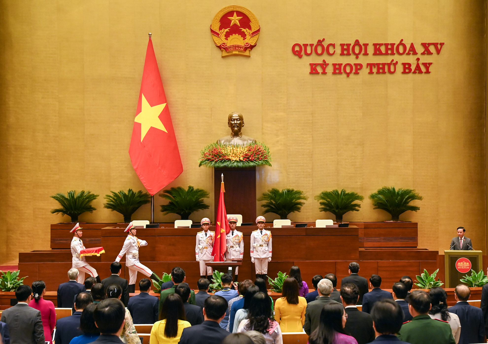 Công tác chuẩn bị cho lễ tuyên thệ nhậm chức của Chủ tịch Quốc hội Trần Thanh Mẫn được diễn ra trang trọng, chu đáo. Công tác chuẩn bị cho lễ tuyên thệ nhậm chức của Chủ tịch Quốc hội Trần Thanh Mẫn được diễn ra trang trọng, chu đáo.