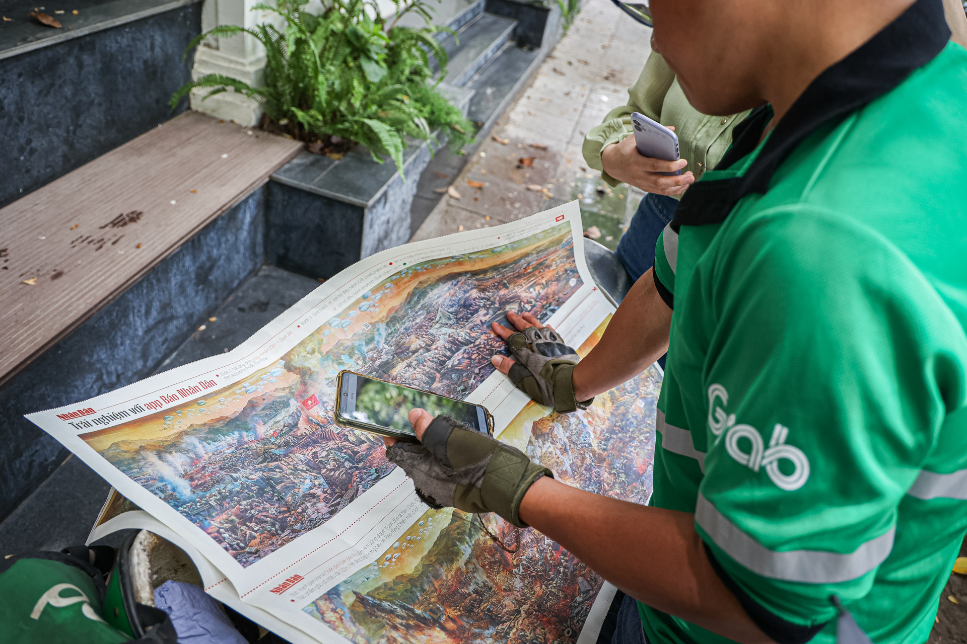 Anh Lưu Kỳ cho biết: "Mấy ngày nay, tôi đã đi rất nhiều nơi để tìm báo, hôm nay lại may mắn được tặng miễn phí. Tôi vẫn giữ thói quen đọc báo giấy nhưng từ trước đến nay, chưa bao giờ nhìn thấy bức tranh dài như thế trên báo in. Ý tưởng này quả thực rất ý nghĩa và thú vị".