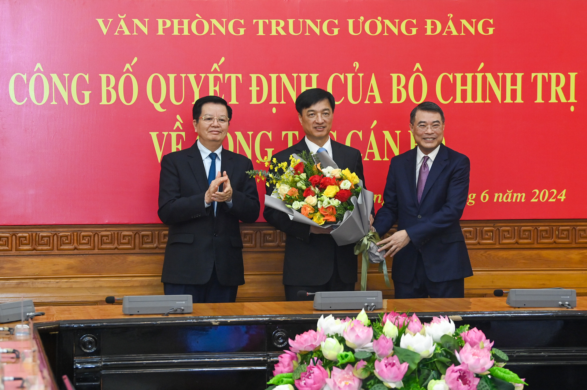 Trưởng Ban Tổ chức Trung ương Lê Minh Hưng và lãnh đạo Ban Tổ chức Trung ương tặng hoa chúc mừng Chánh Văn phòng Trung ương Đảng Nguyễn Duy Ngọc.