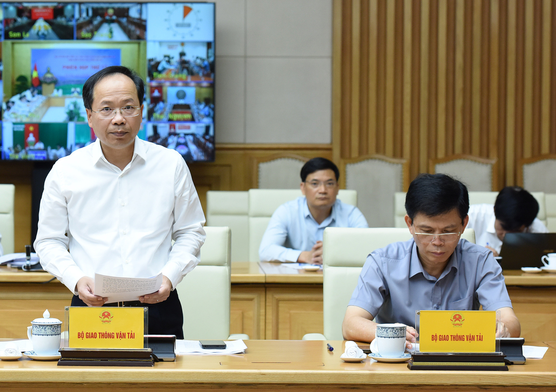 Thứ trưởng Giao thông vận tải Nguyễn Duy Lâm báo cáo tiến độ triển khai các dự án giao thông trọng điểm.