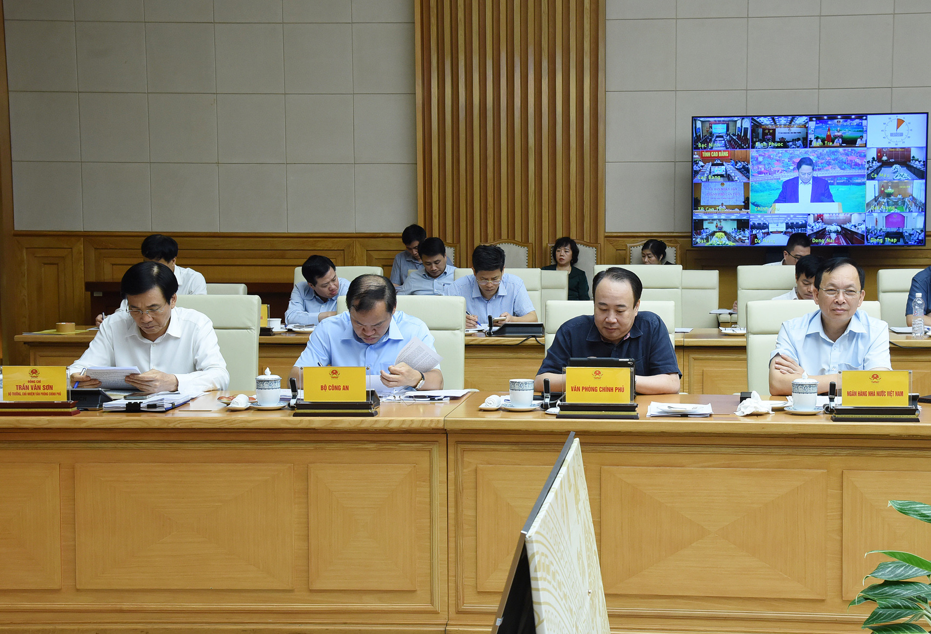 Đại diện các bộ, ngành, cơ quan, đơn vị tham dự phiên họp.