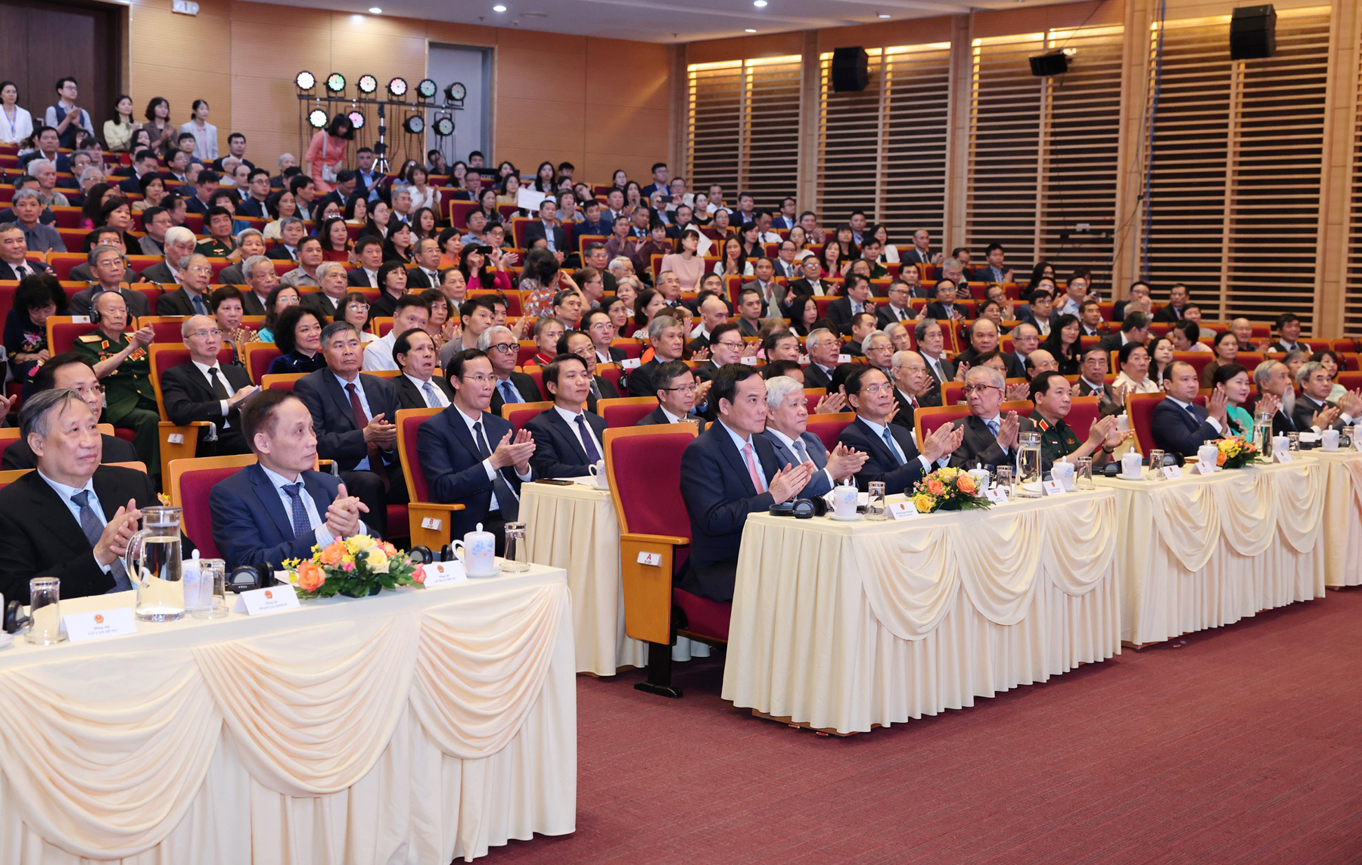 Chủ tịch Ủy ban Trung ương Mặt trận Tổ quốc Việt Nam Đỗ Văn Chiến, Trưởng Ban Đối ngoại Trung ương Lê Hoài Trung, Phó Thủ tướng Trần Lưu Quang cùng các đại biểu tại Lễ kỷ niệm 70 năm Ngày ký Hiệp định Geneva về đình chỉ chiến sự ở Việt Nam (21/7/1954-21/7/2024).