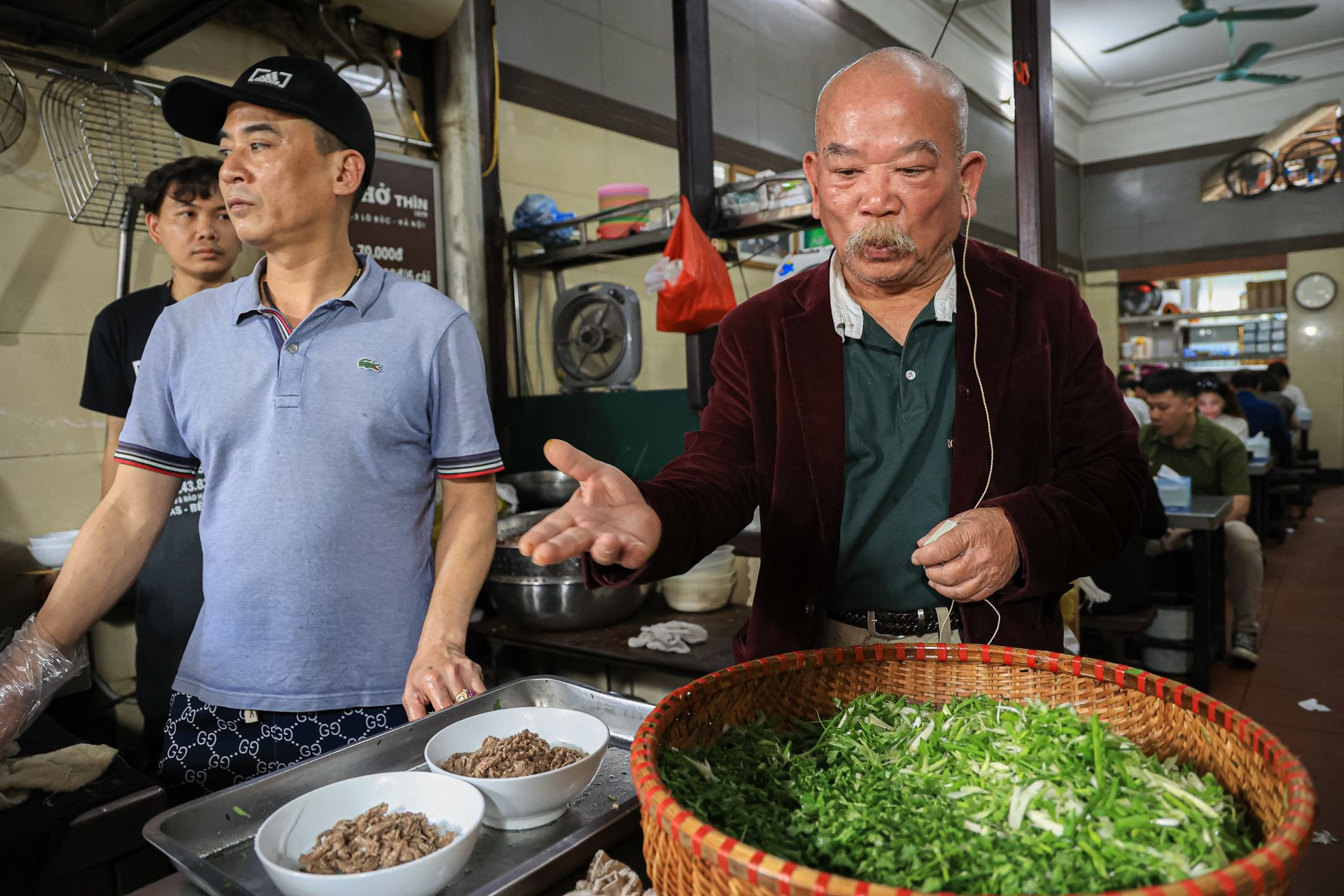 Ông Nguyễn Trọng Thìn (bên phải), chủ thương hiệu Phở Thìn 13 Lò Đúc chia sẻ về cách chọn nguyên liệu. Ông Nguyễn Trọng Thìn (bên phải), chủ thương hiệu Phở Thìn 13 Lò Đúc chia sẻ về cách chọn nguyên liệu.