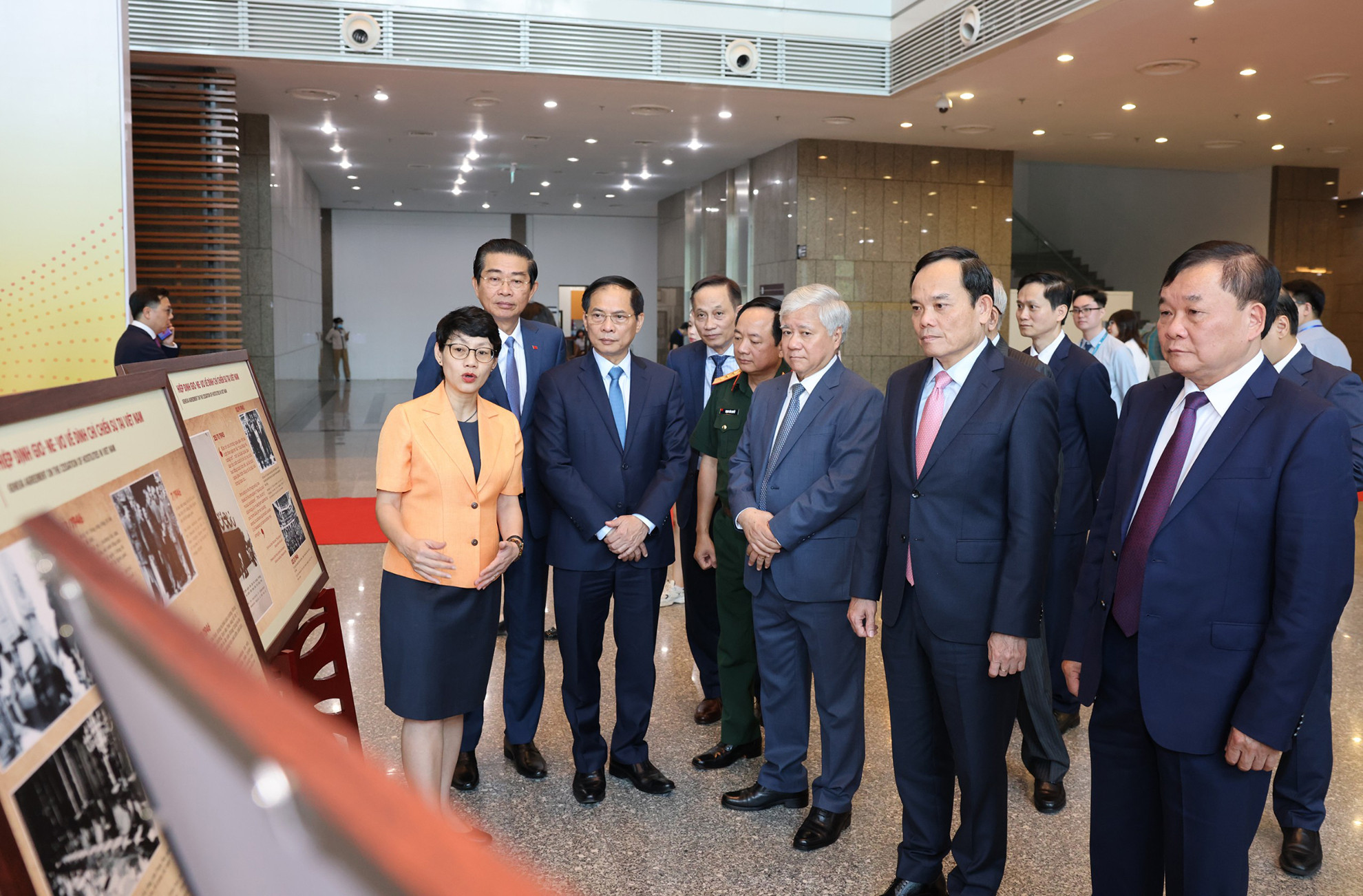 Chủ tịch Ủy ban Trung ương Mặt trận Tổ quốc Việt Nam Đỗ Văn Chiến, Trưởng Ban Đối ngoại Trung ương Lê Hoài Trung, Phó Thủ tướng Trần Lưu Quang cùng các đại biểu tham quan triển lãm bên lề Lễ kỷ niệm.